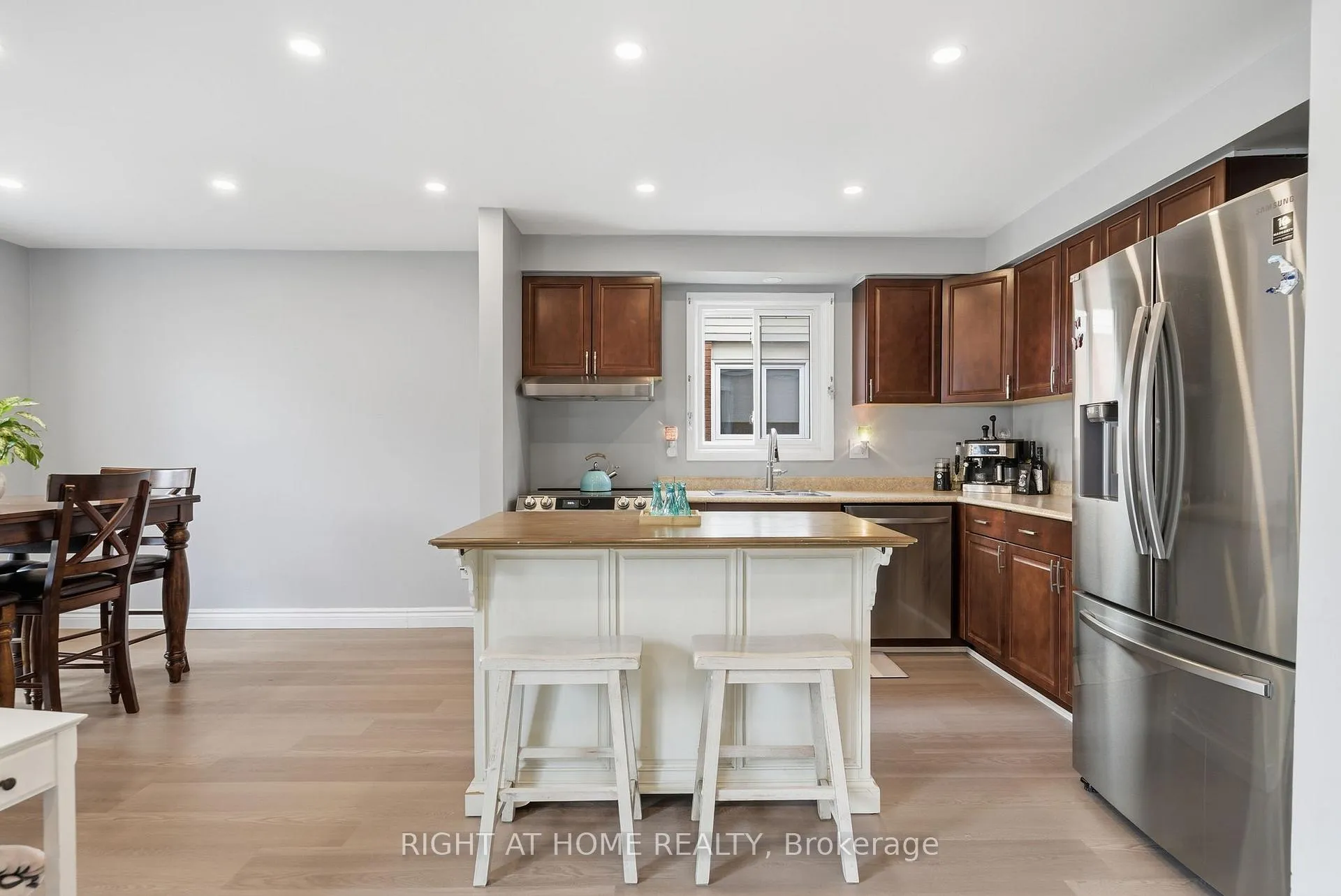 Photo 10 of 37 Beechnut Crescent, Clarington, Courtice — HOMEH