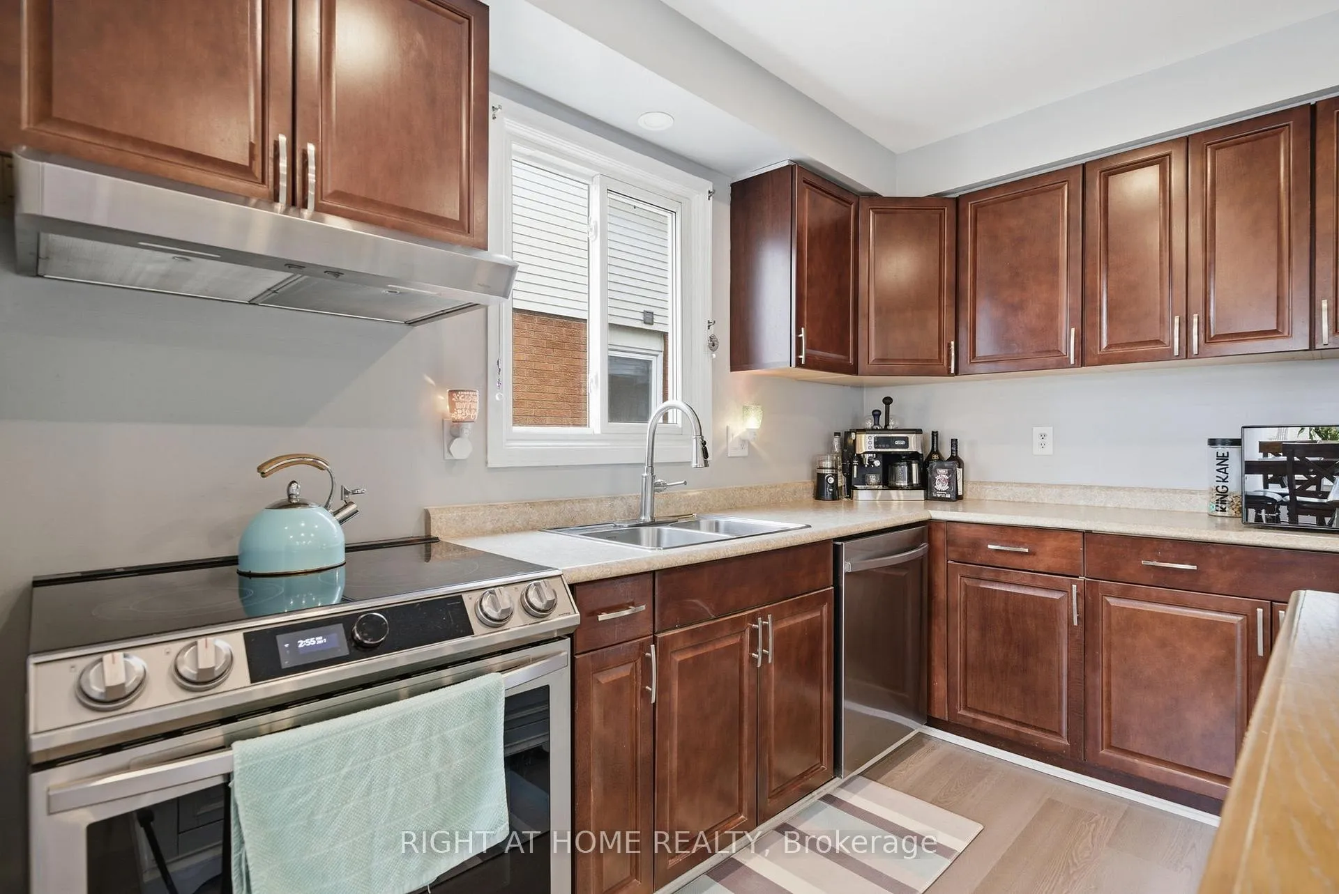 Photo 12 of 37 Beechnut Crescent, Clarington, Courtice — HOMEH