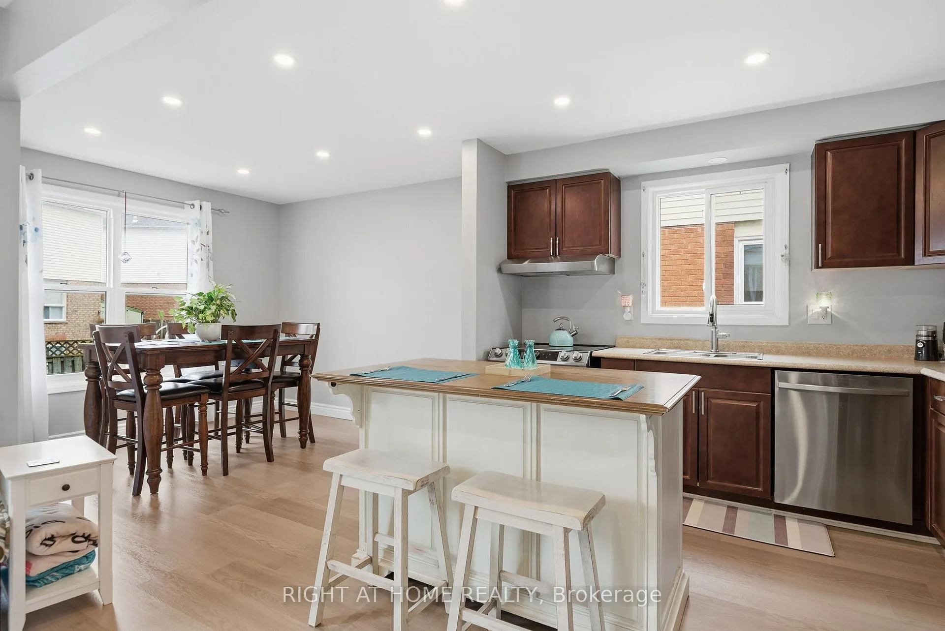 Photo 13 of 37 Beechnut Crescent, Clarington, Courtice — HOMEH