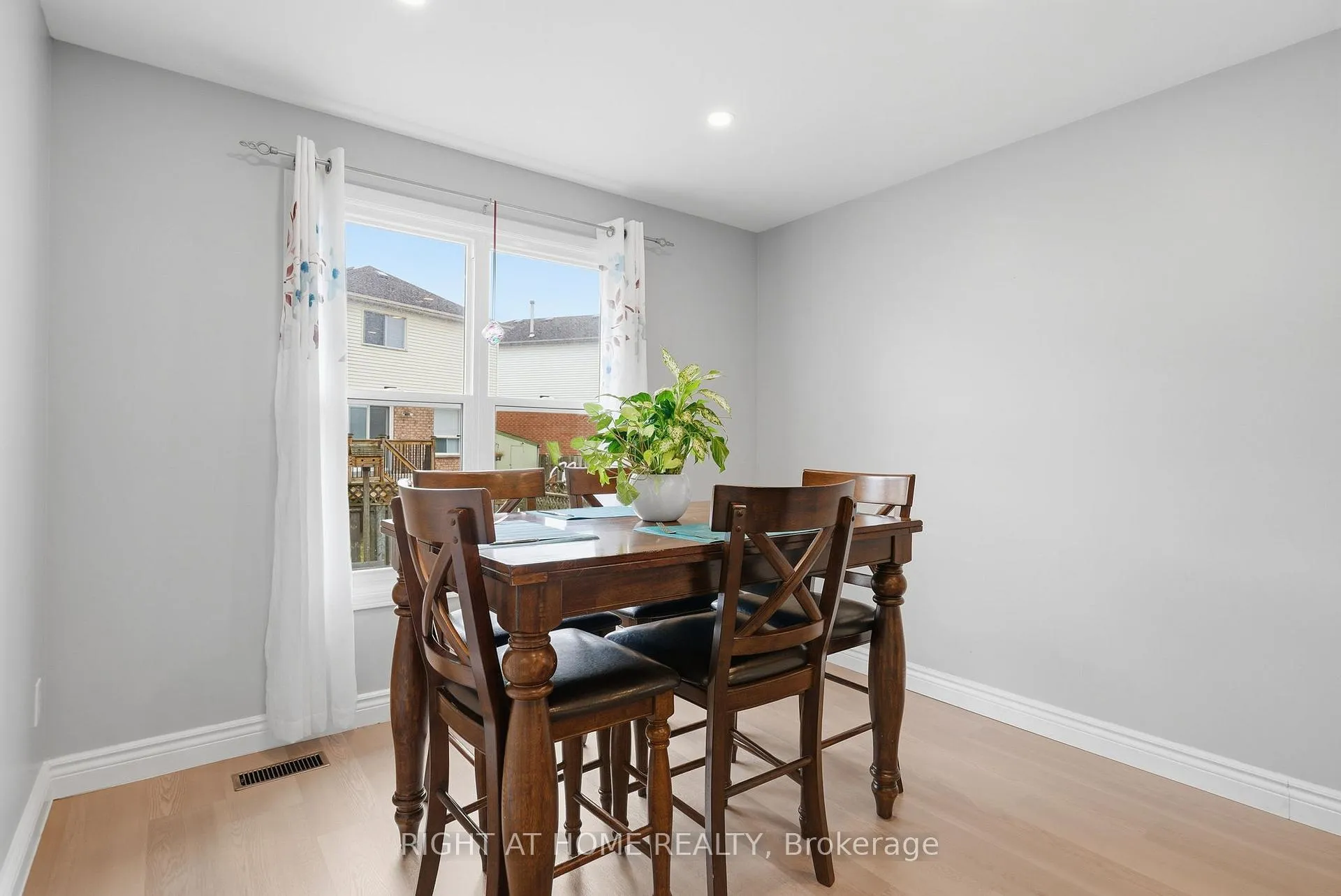 Photo 14 of 37 Beechnut Crescent, Clarington, Courtice — HOMEH