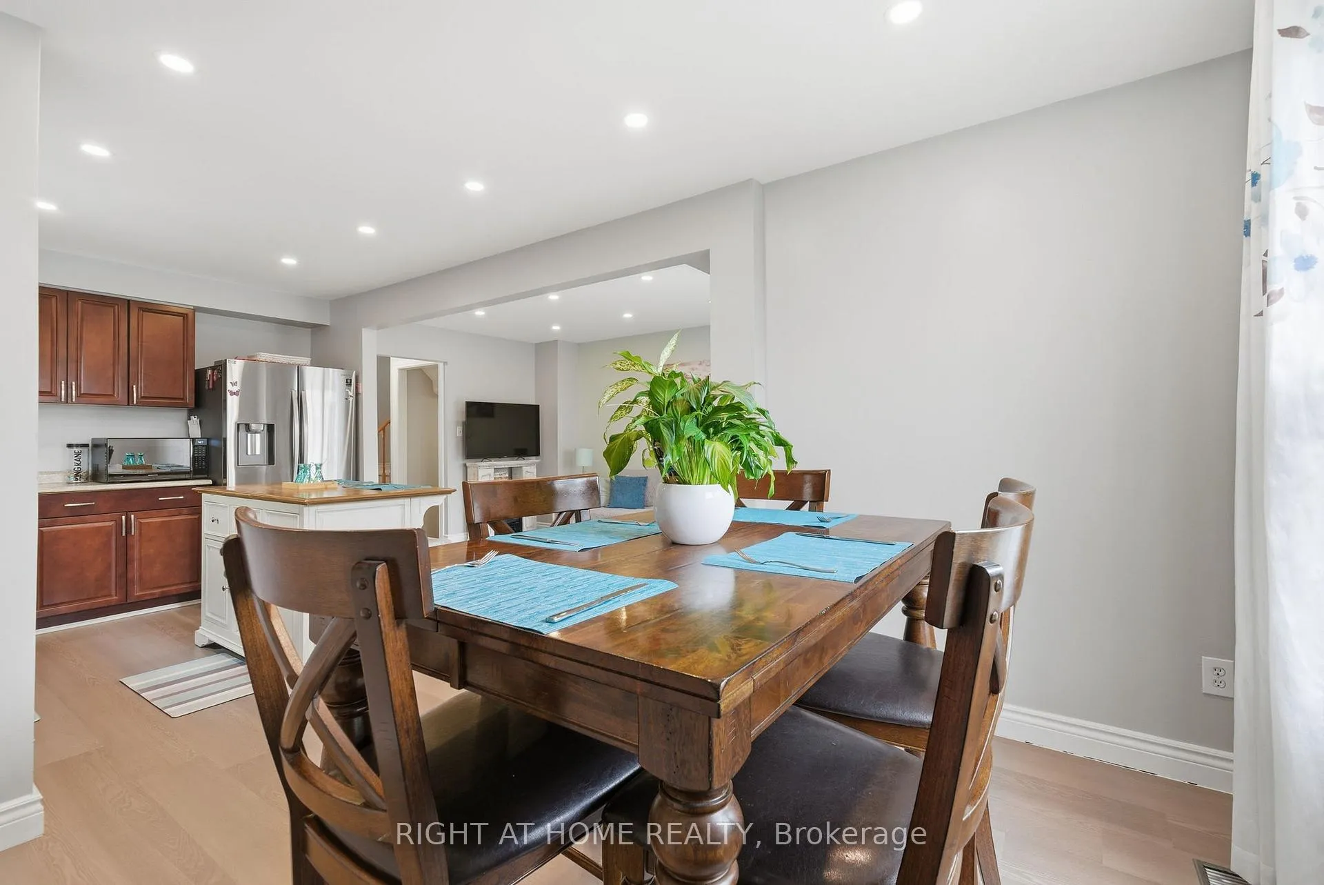 Photo 16 of 37 Beechnut Crescent, Clarington, Courtice — HOMEH