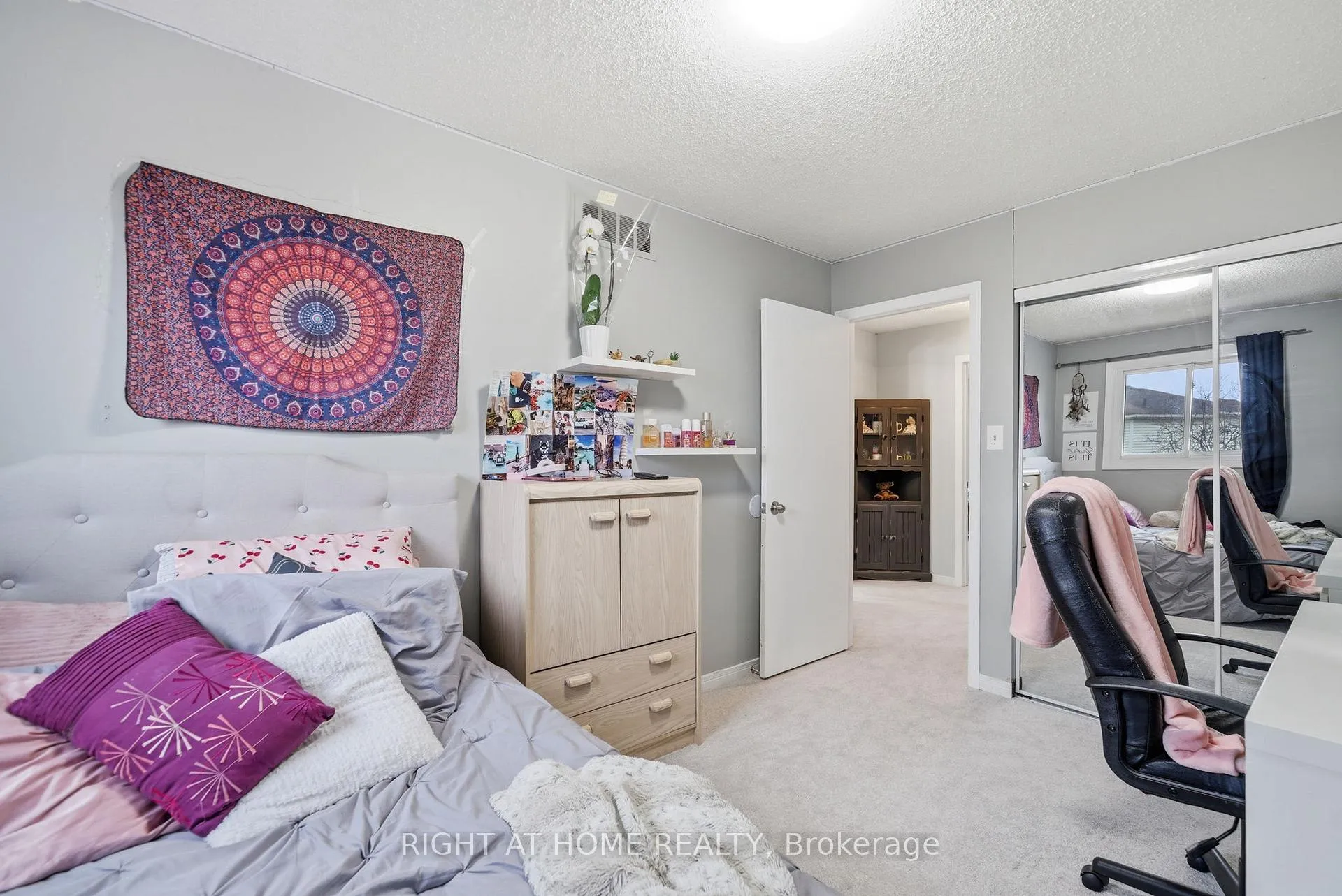 Photo 24 of 37 Beechnut Crescent, Clarington, Courtice — HOMEH