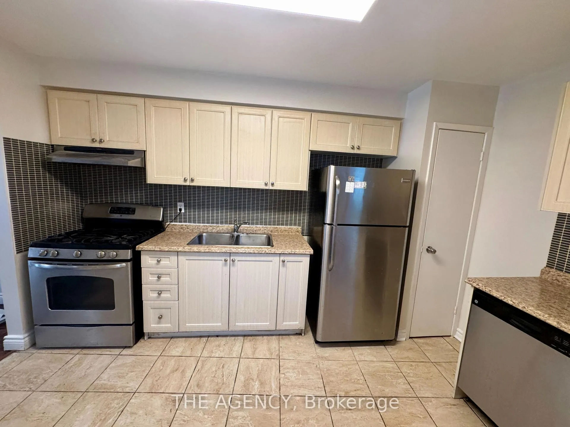Photo 7 of 2720 Windjammer Road, Mississauga, Erin Mills — HOMEH