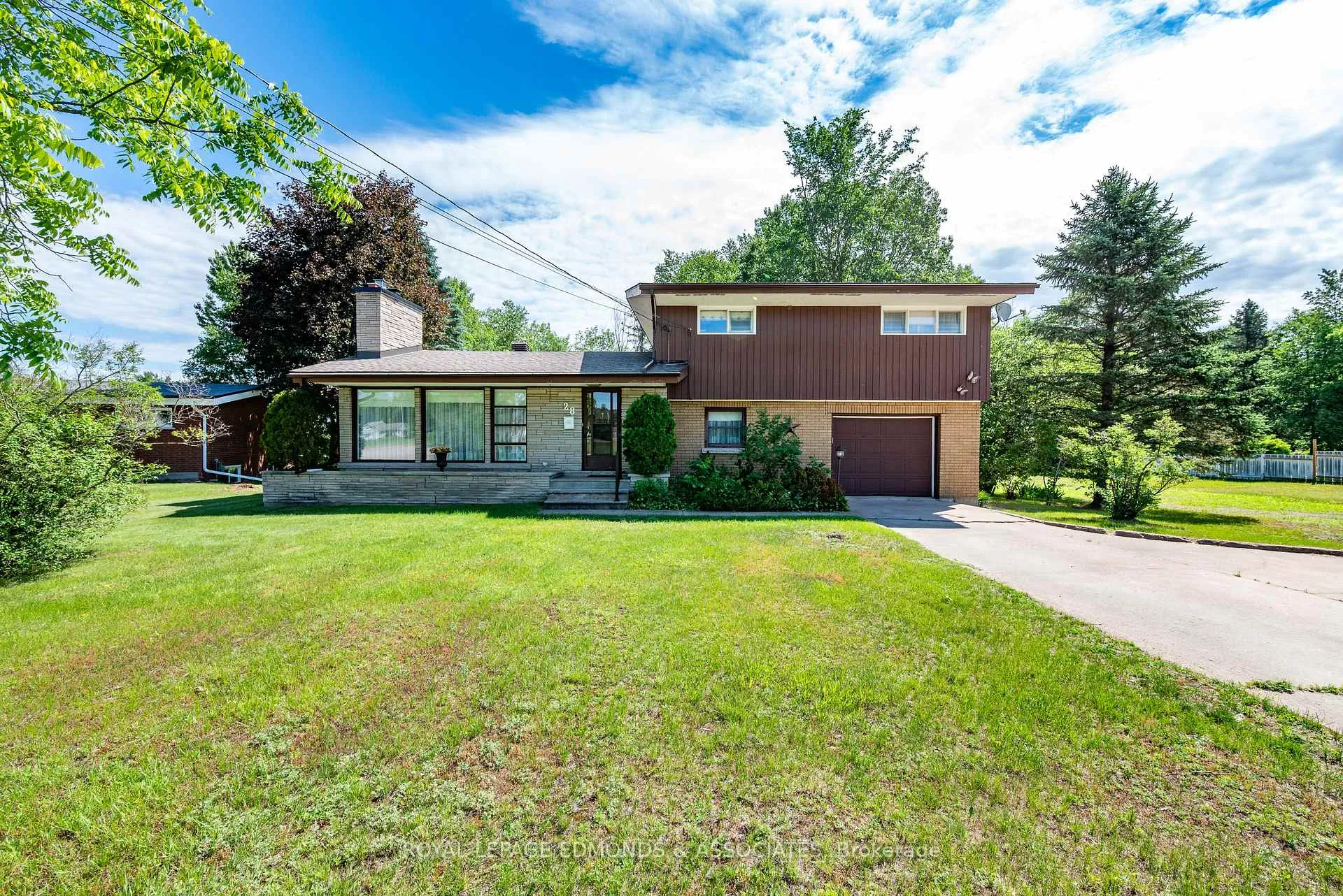 Photo 2 of 28 Barry Street, Laurentian Valley, Laurentian Valley — HOMEH