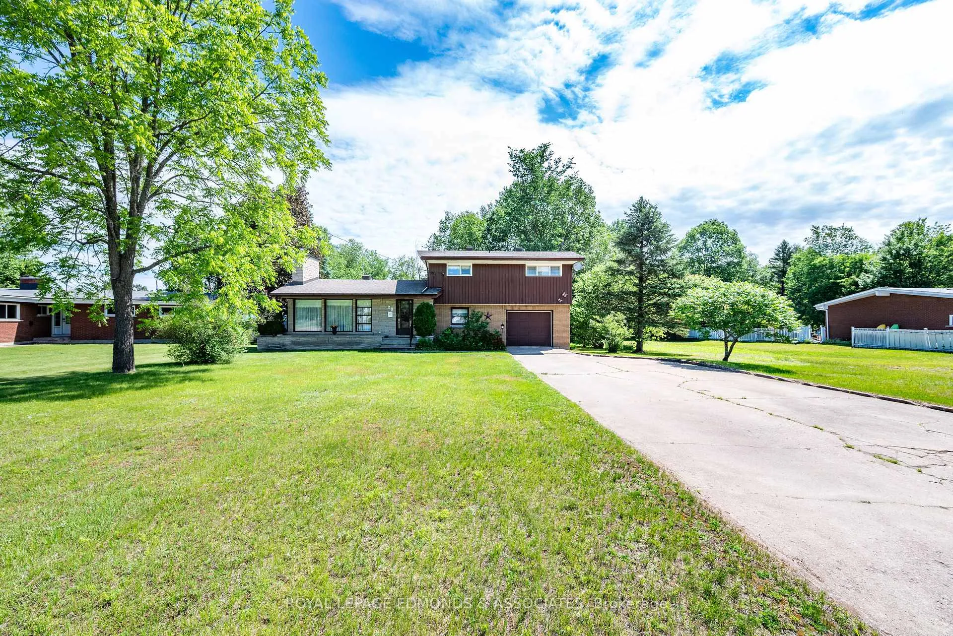 Photo 3 of 28 Barry Street, Laurentian Valley, Laurentian Valley — HOMEH
