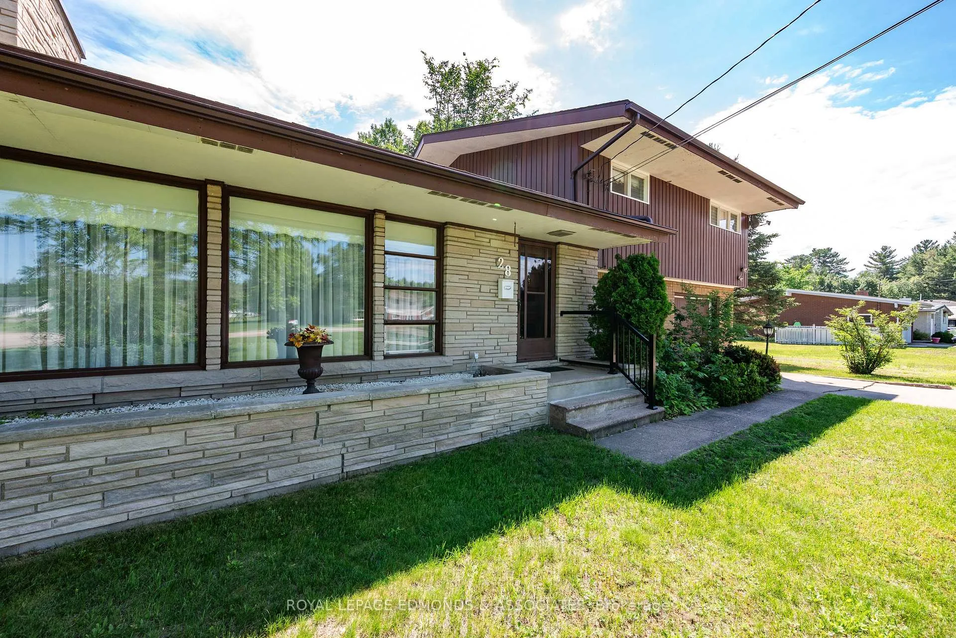 Photo 4 of 28 Barry Street, Laurentian Valley, Laurentian Valley — HOMEH