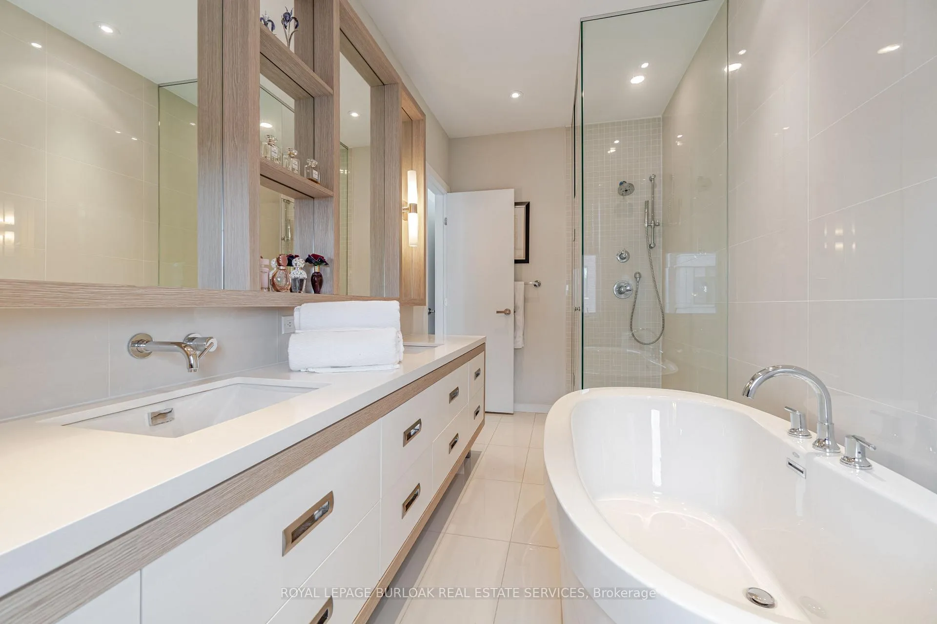 Photo 16 of 467 Nautical Boulevard, Oakville, Bronte — HOMEH