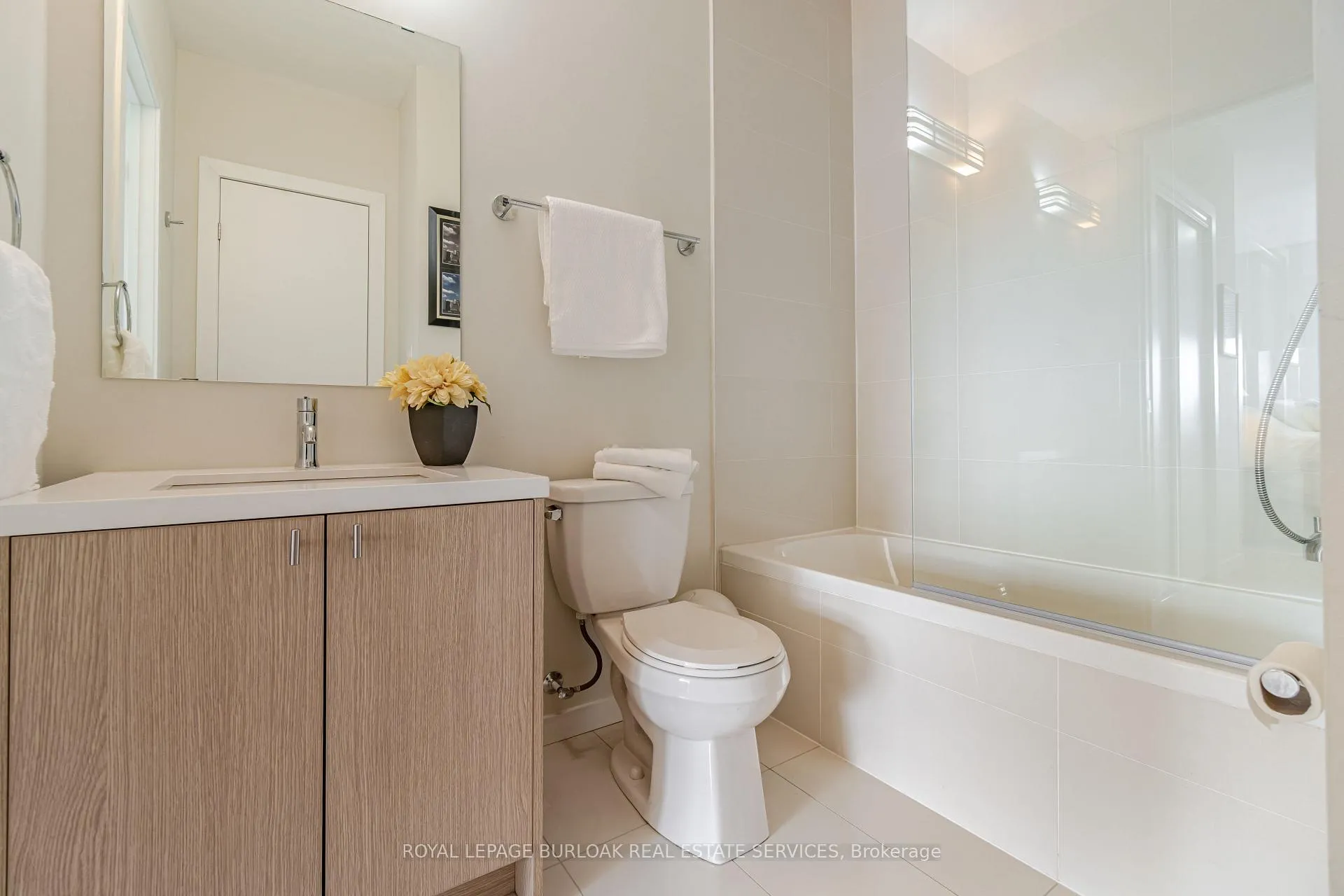 Photo 18 of 467 Nautical Boulevard, Oakville, Bronte — HOMEH