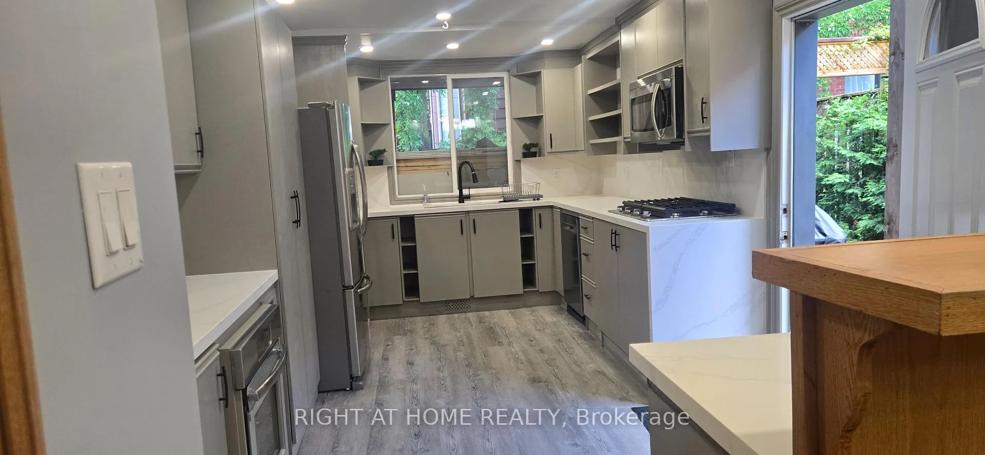 Photo 3 of 258 Howland Avenue, Toronto, The Annex — HOMEH
