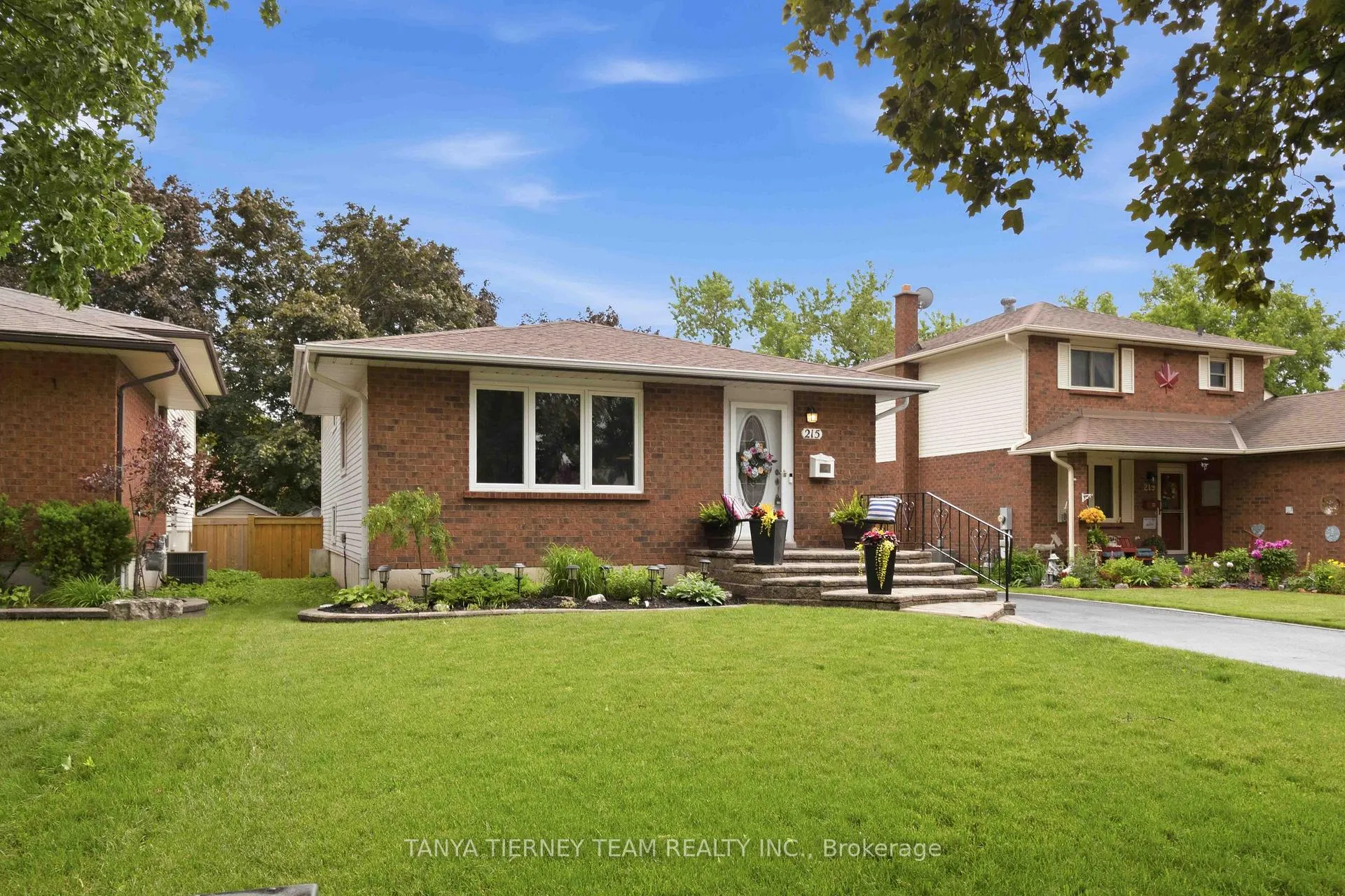 Photo 3 of 215 Seneca Avenue, Oshawa, Samac — HOMEH