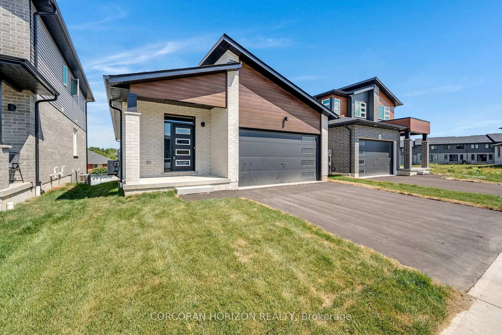 Photo 2 of 52 Moon Crescent, Cambridge — HOMEH