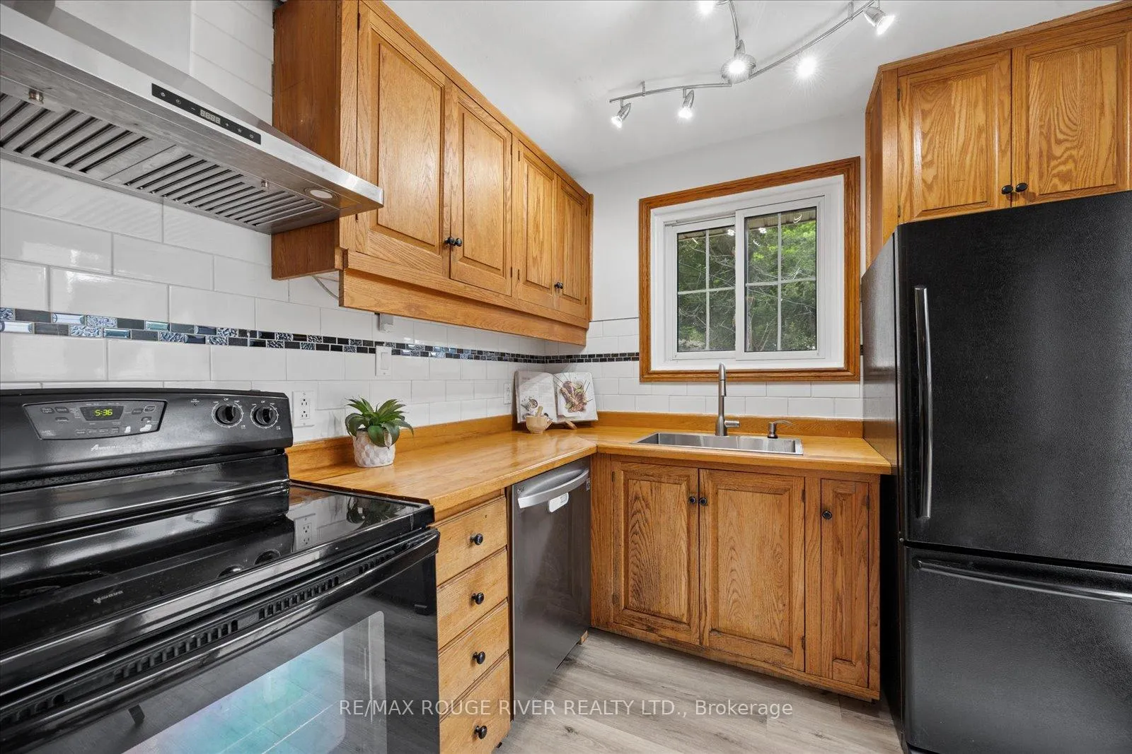 Photo 8 of 861 Douglas Avenue, Pickering, Bay Ridges — HOMEH