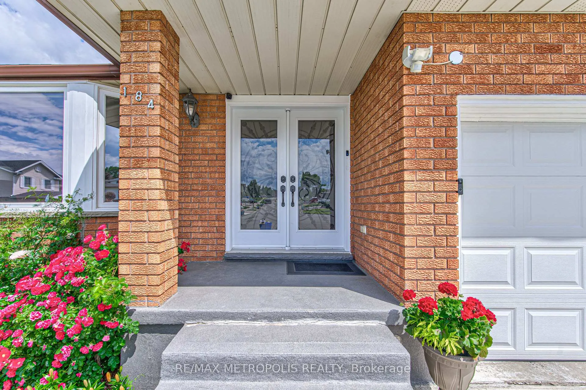 Photo 4 of 184 Stonyburn Crescent, Cambridge — HOMEH