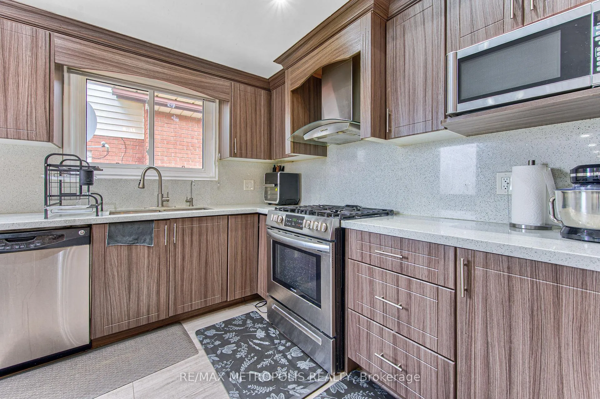 Photo 15 of 184 Stonyburn Crescent, Cambridge — HOMEH