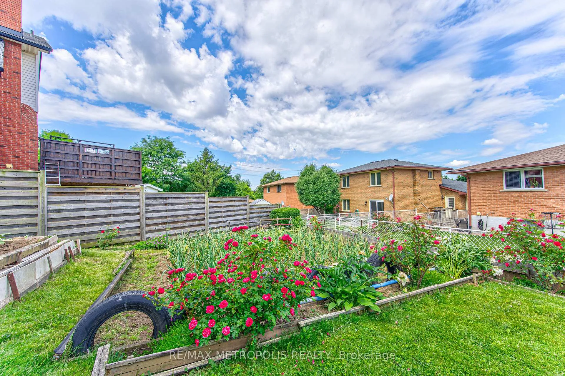 Photo 43 of 184 Stonyburn Crescent, Cambridge — HOMEH