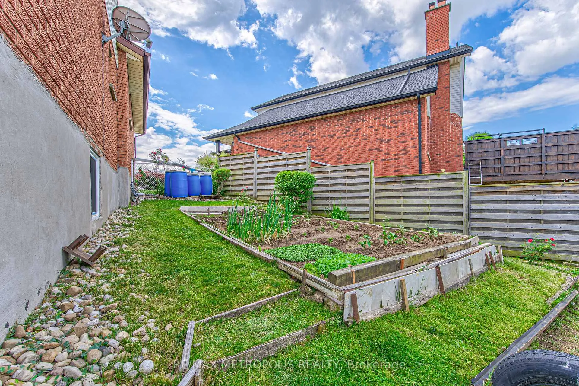Photo 44 of 184 Stonyburn Crescent, Cambridge — HOMEH