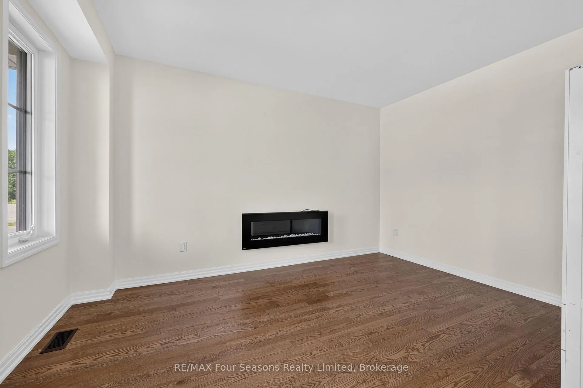 Photo 8 of 203 Coates Drive, Clearview, Rural Clearview — HOMEH
