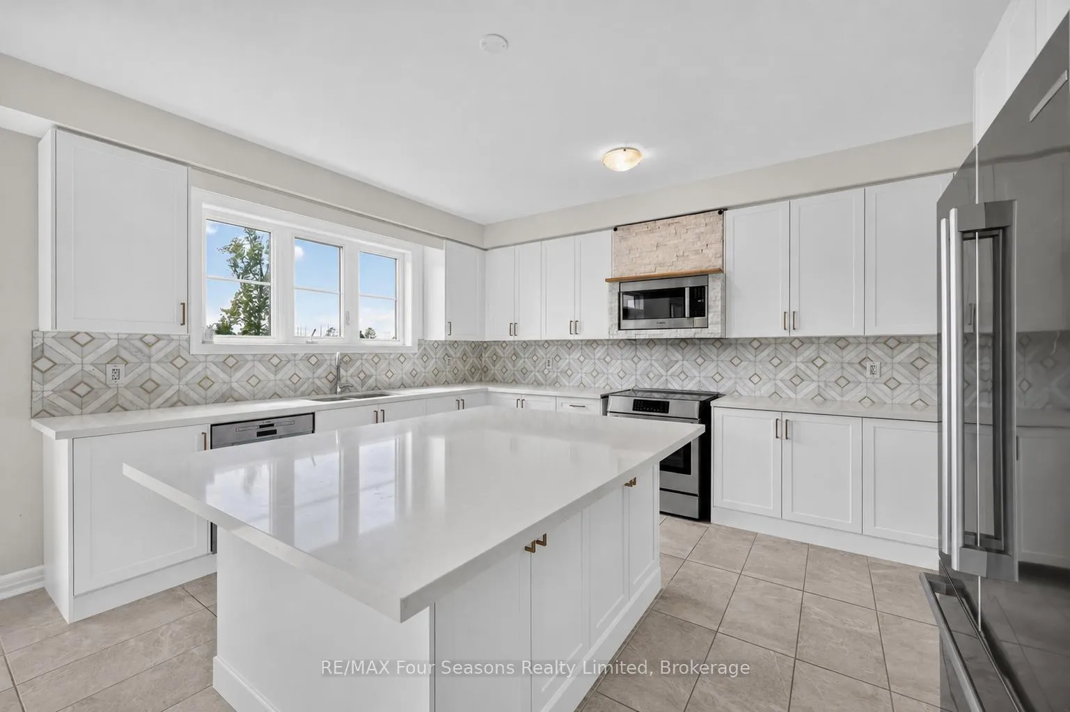 Photo 14 of 203 Coates Drive, Clearview, Rural Clearview — HOMEH