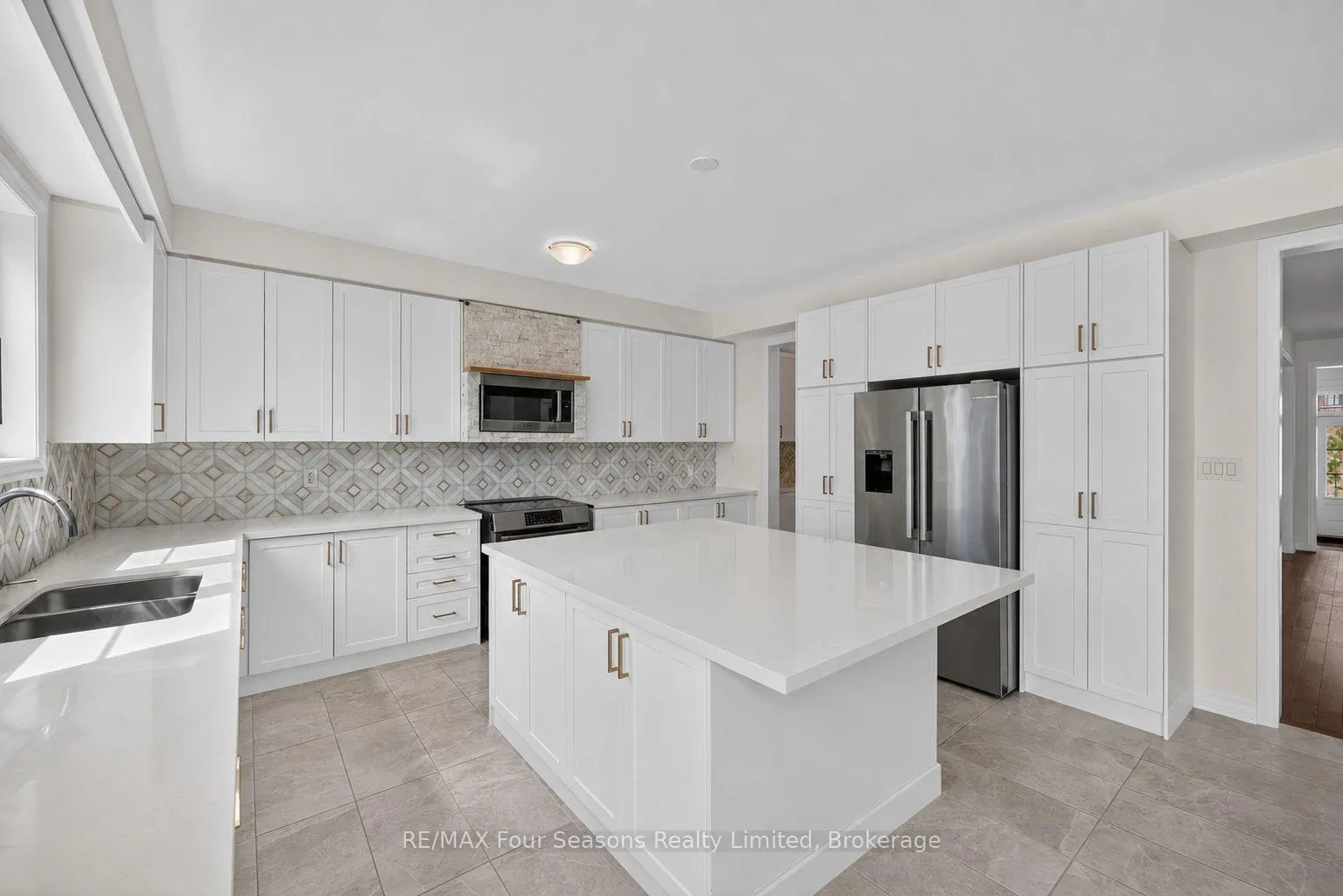 Photo 16 of 203 Coates Drive, Clearview, Rural Clearview — HOMEH
