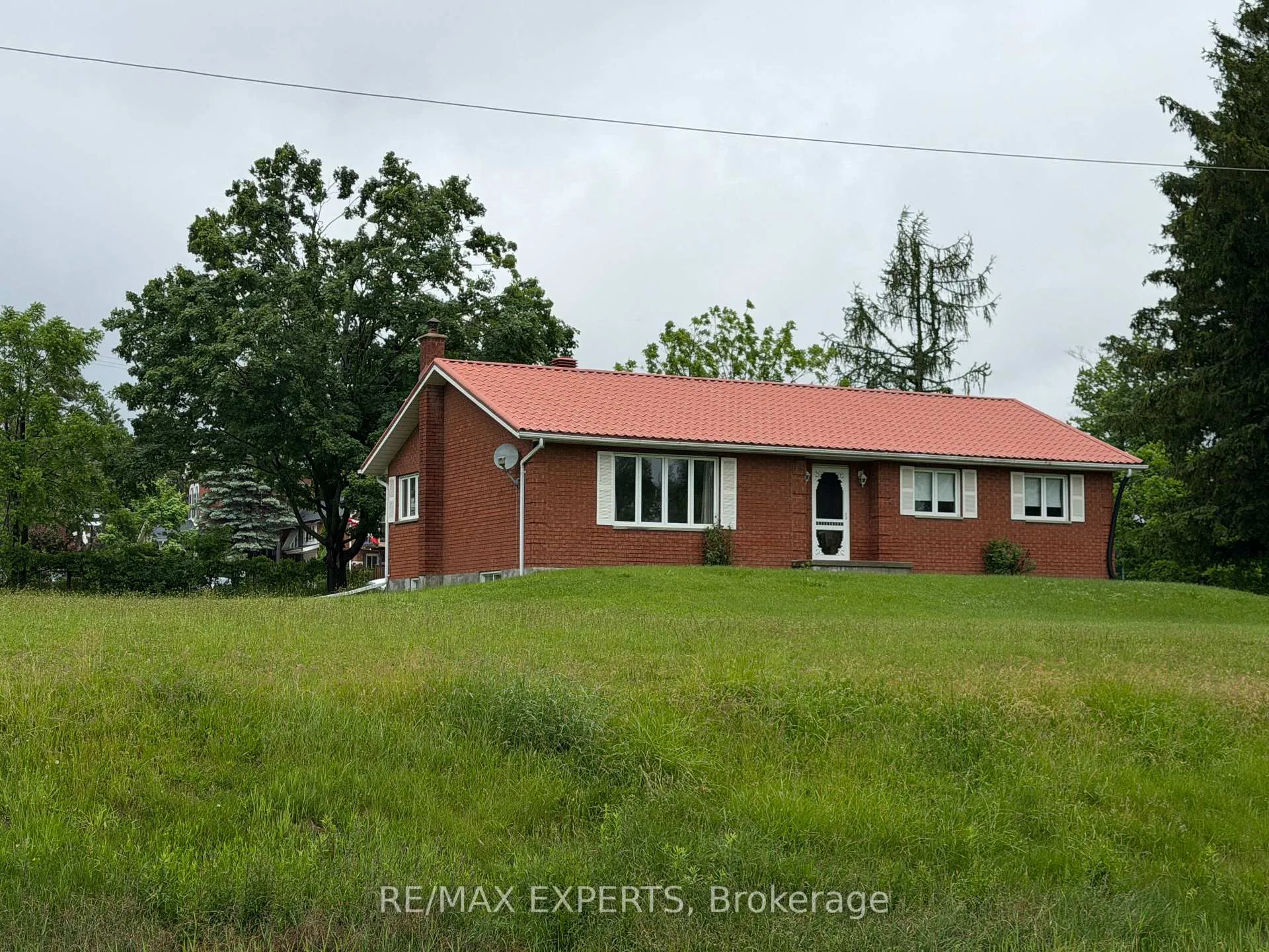 Photo 2 of 33 Fifth Line S, Oro-Medonte, Guthrie — HOMEH