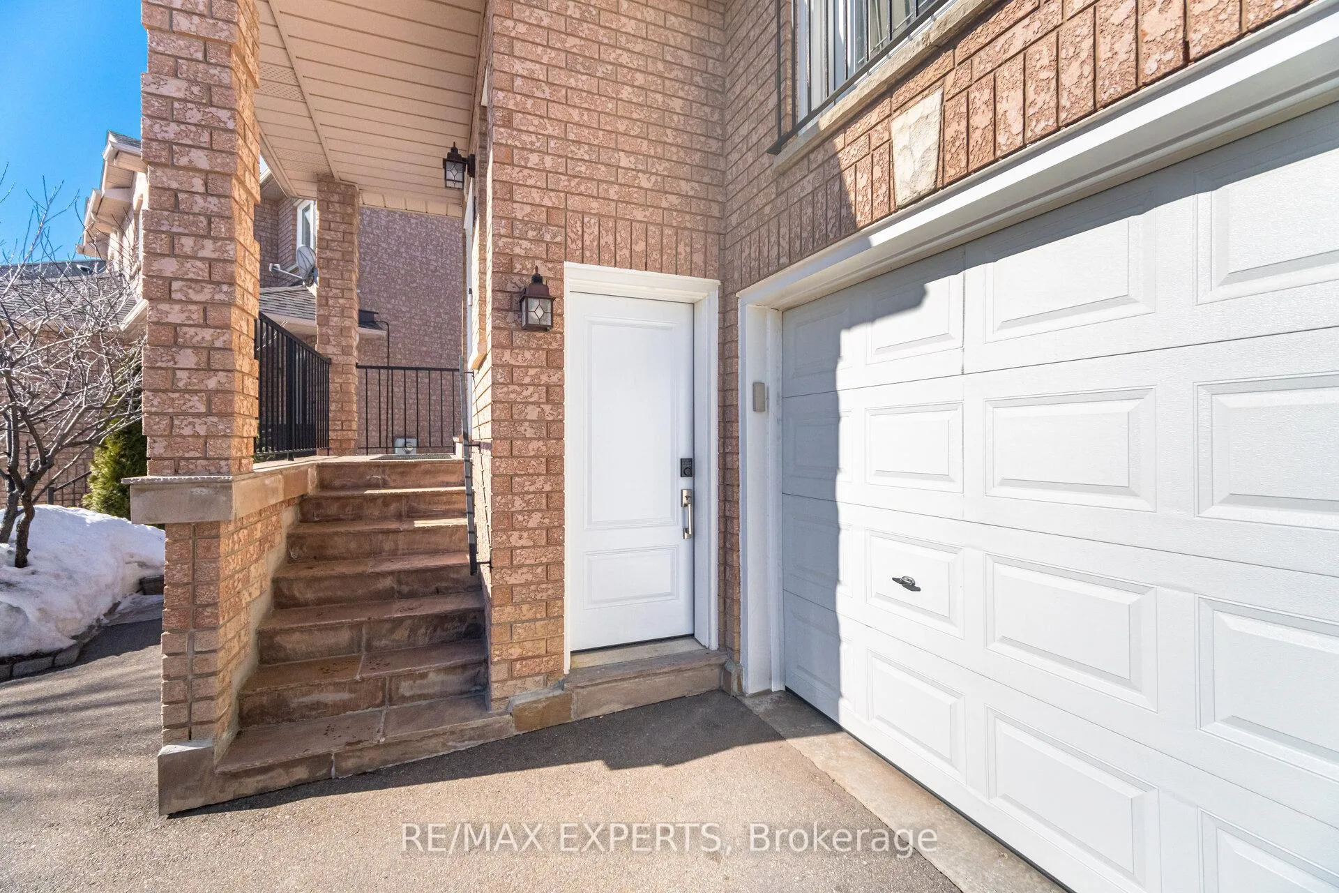 Photo 4 of 75 Corkwood Crescent, Vaughan, Maple — HOMEH