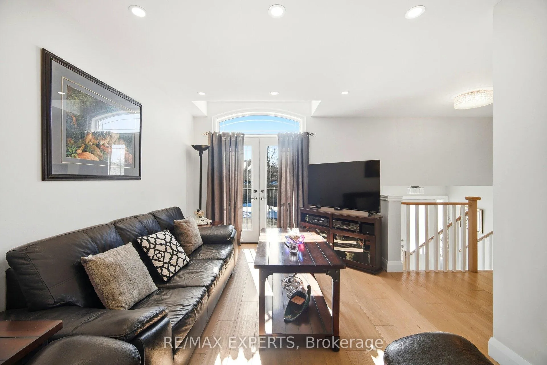 Photo 8 of 75 Corkwood Crescent, Vaughan, Maple — HOMEH