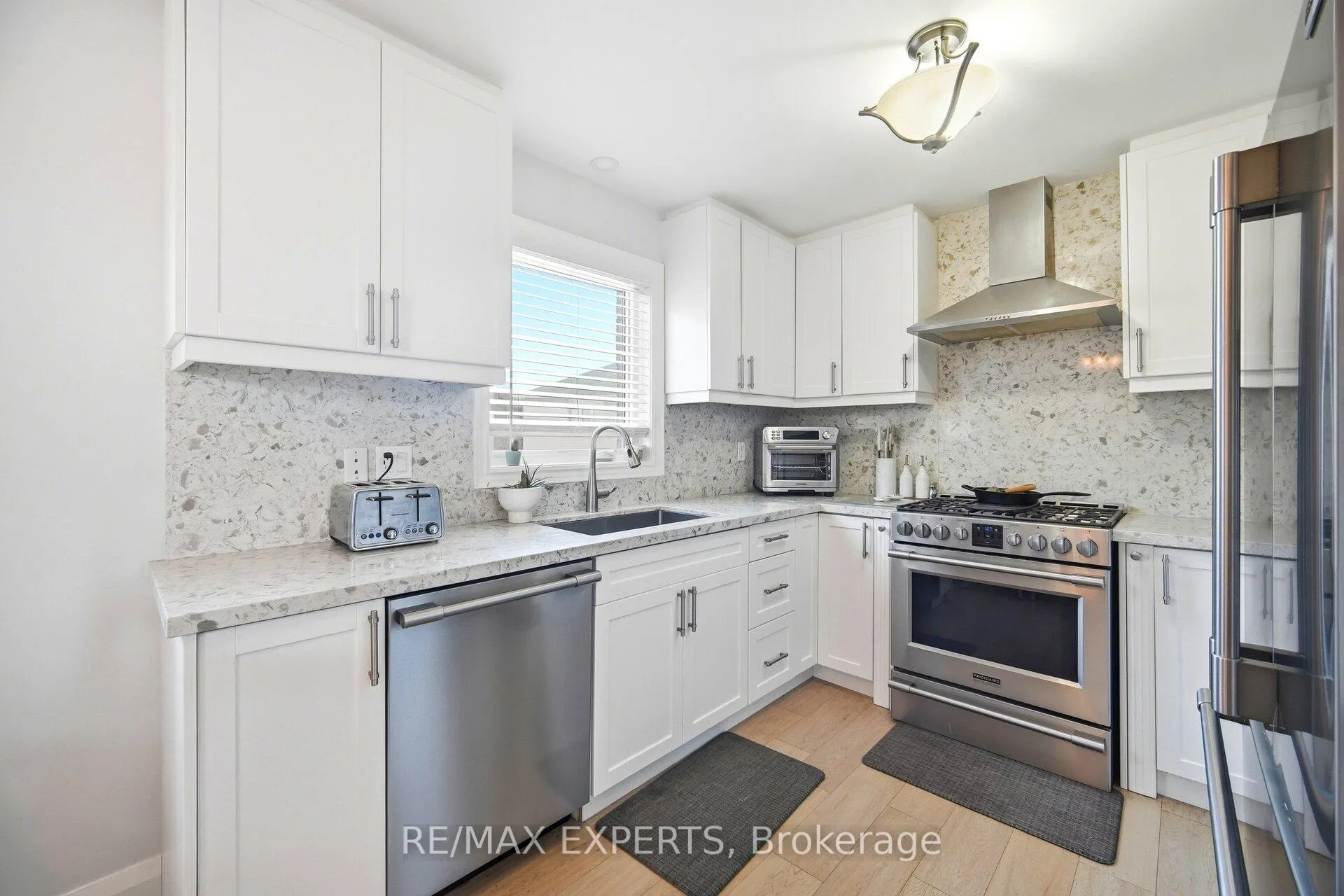 Photo 16 of 75 Corkwood Crescent, Vaughan, Maple — HOMEH