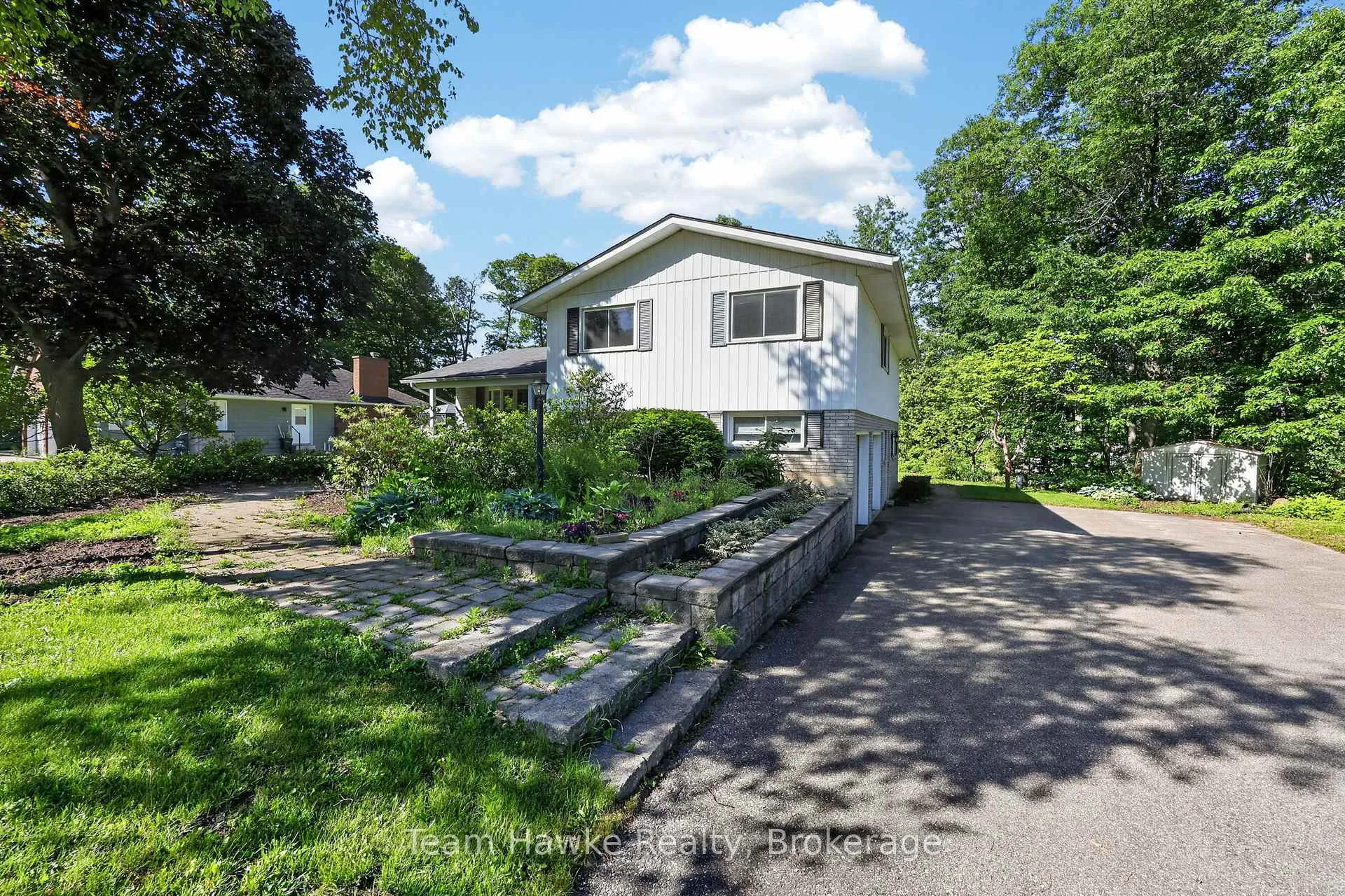 Photo 2 of 321 Glenbrook Drive, Midland — HOMEH
