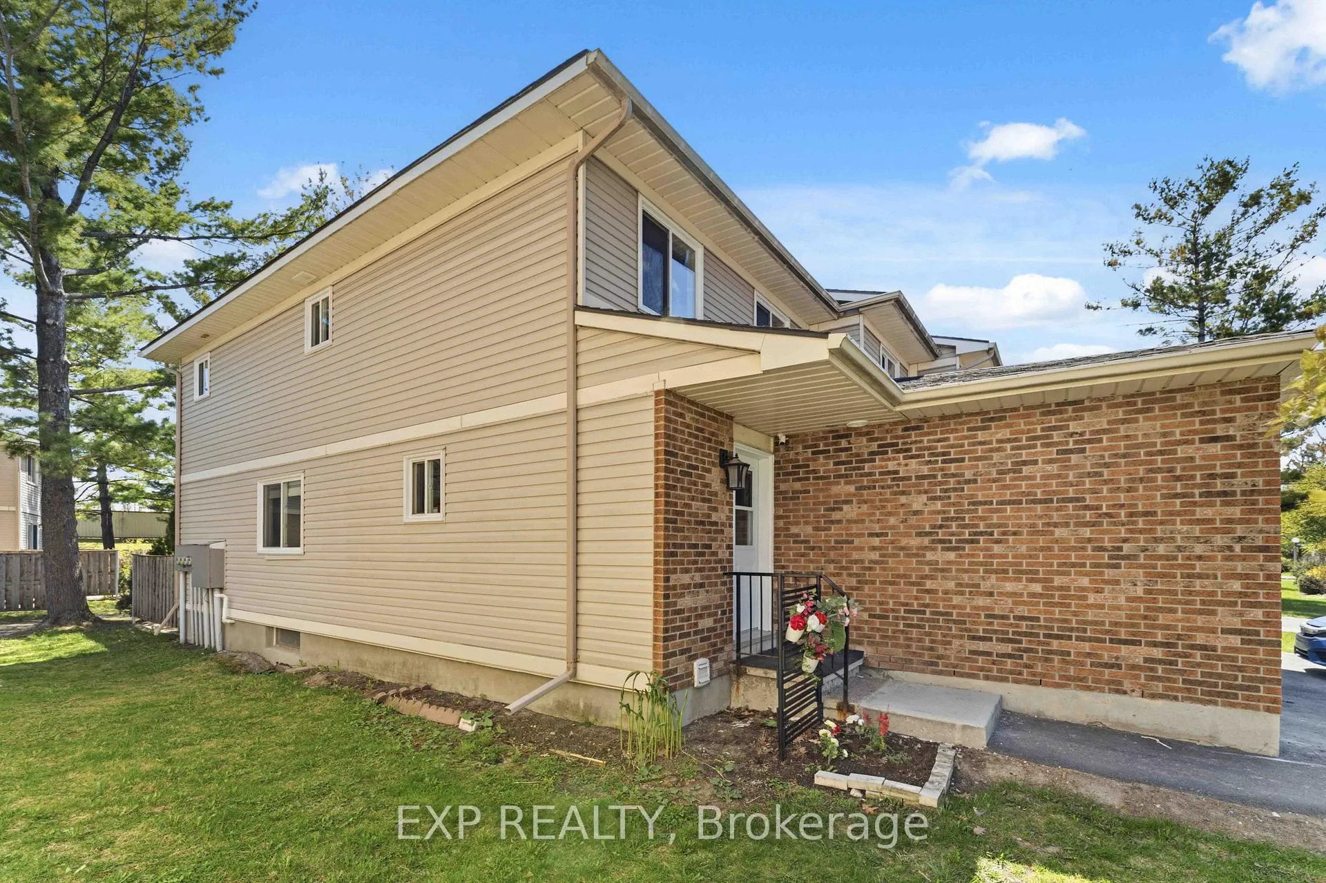 Photo 2 of Unit D, 146 Valley Stream Drive, Ottawa, Leslie Park — HOMEH