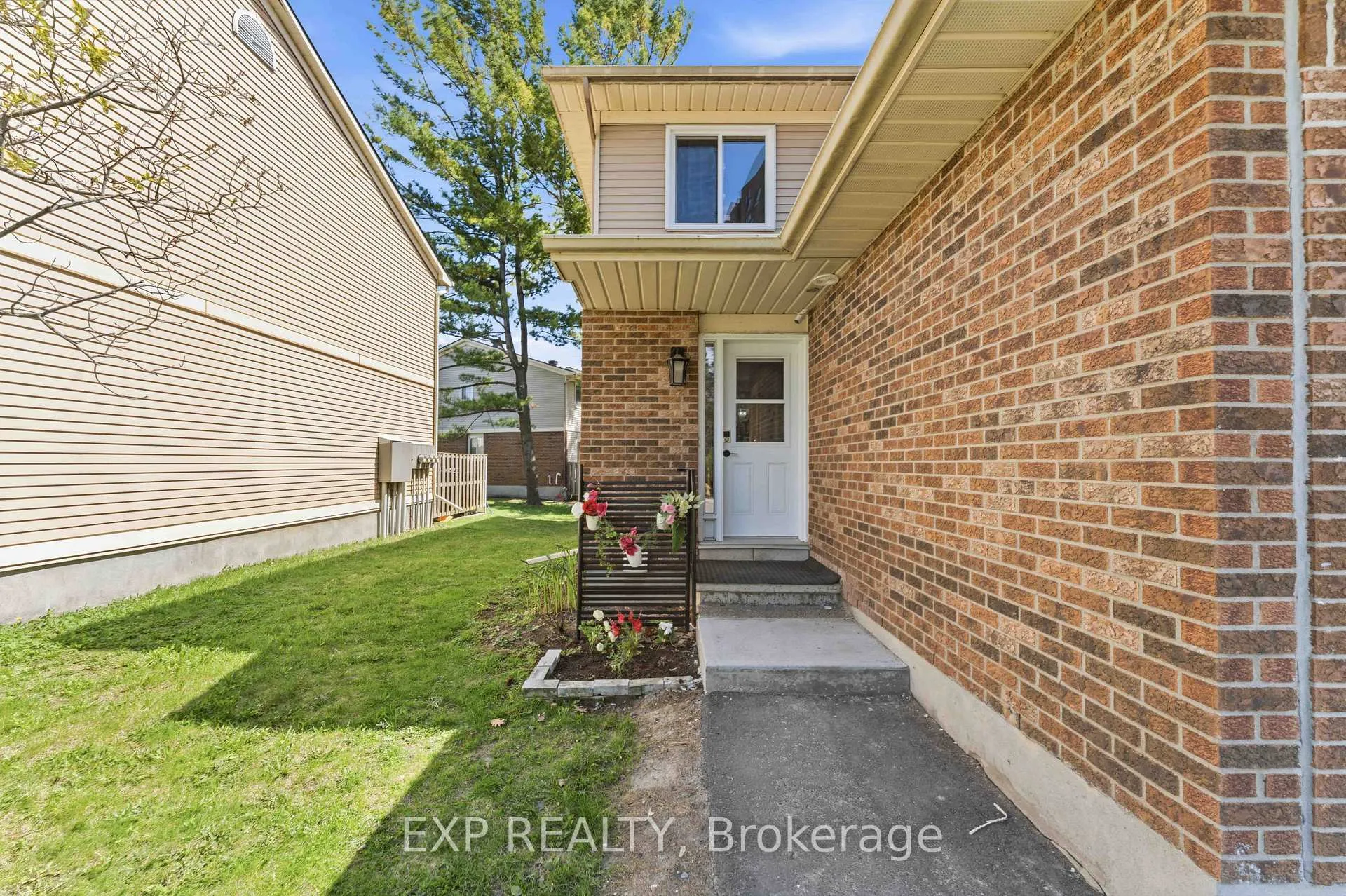 Photo 3 of Unit D, 146 Valley Stream Drive, Ottawa, Leslie Park — HOMEH