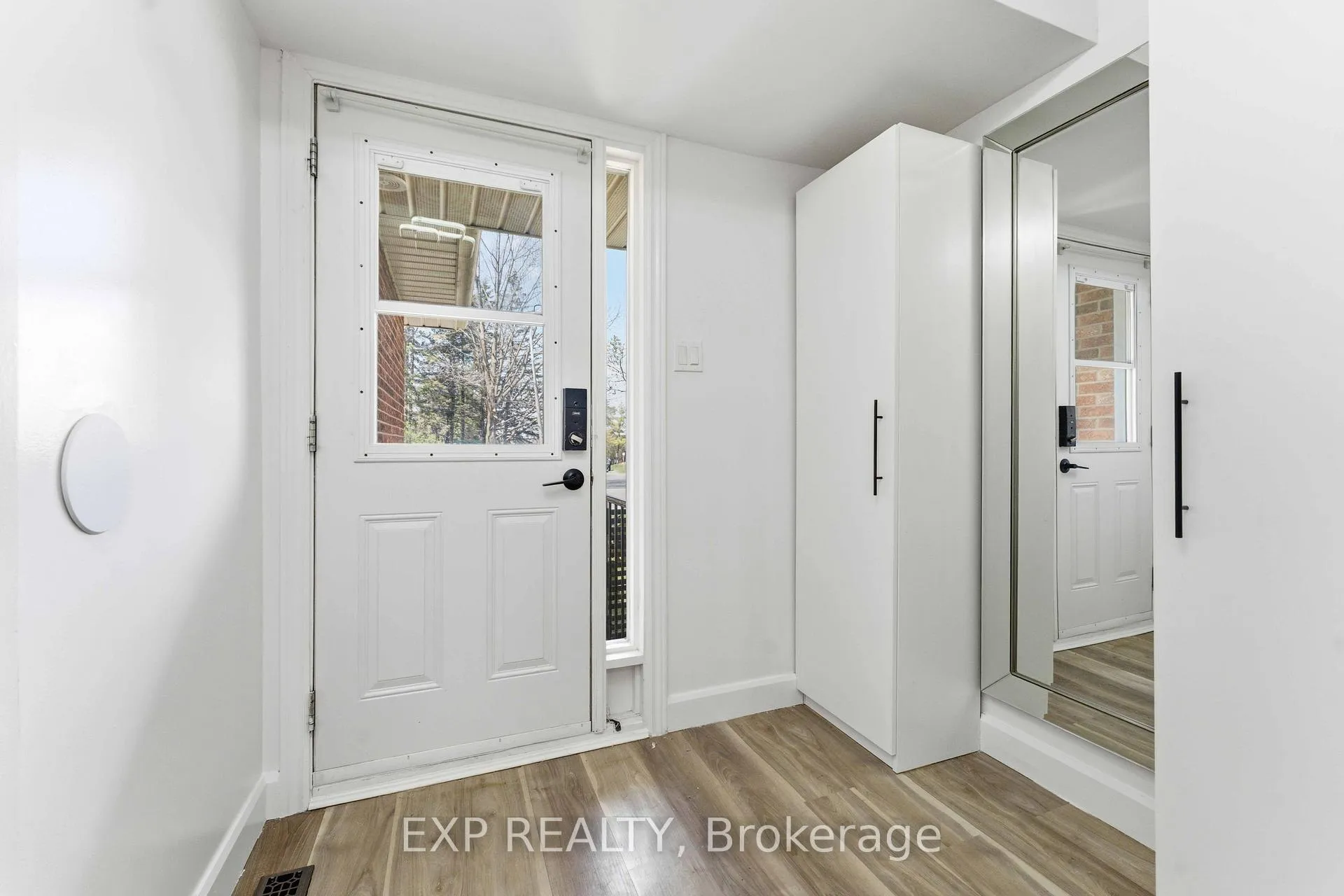 Photo 4 of Unit D, 146 Valley Stream Drive, Ottawa, Leslie Park — HOMEH