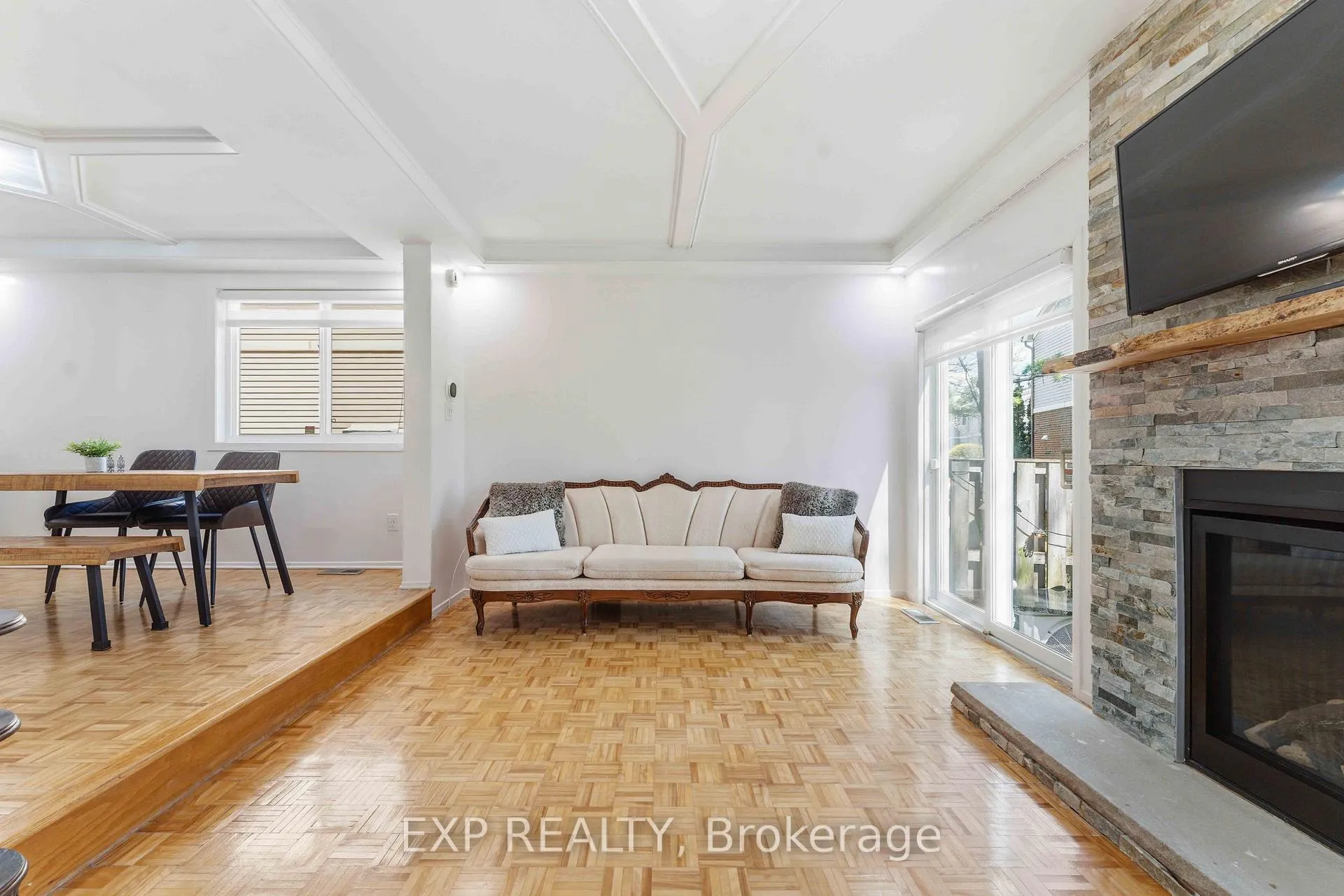 Photo 7 of Unit D, 146 Valley Stream Drive, Ottawa, Leslie Park — HOMEH