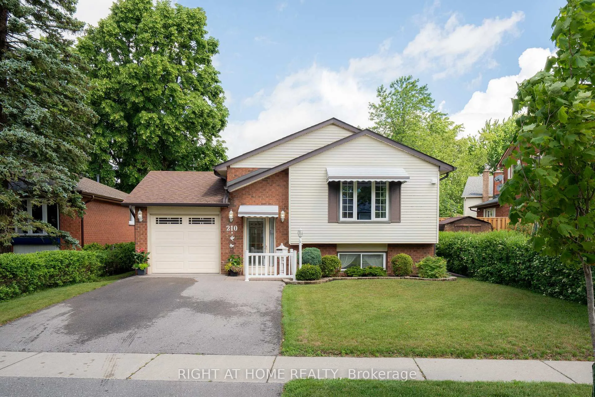 Photo 1 of 210 Seneca Avenue N, Oshawa, Samac — HOMEH