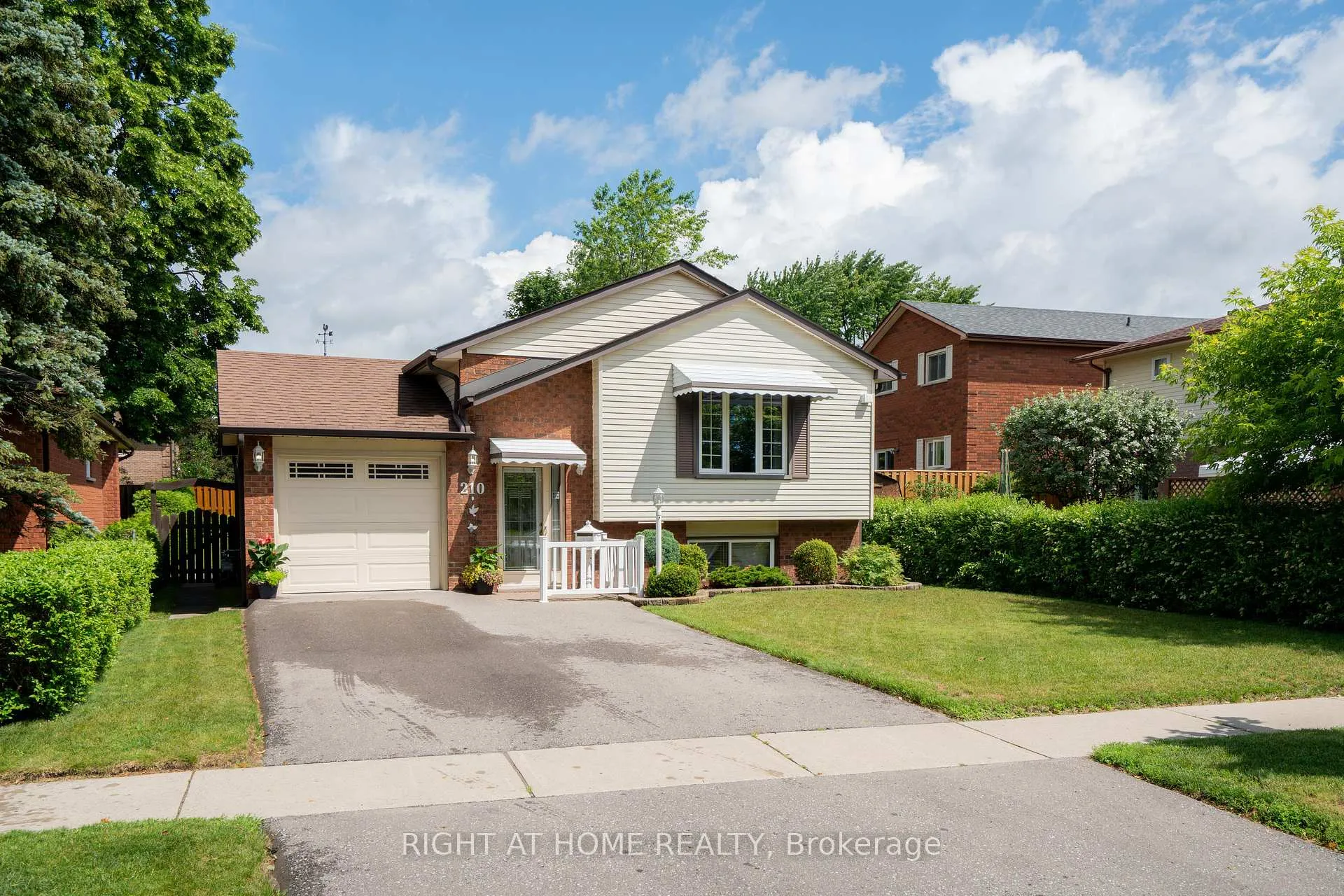 Photo 2 of 210 Seneca Avenue N, Oshawa, Samac — HOMEH
