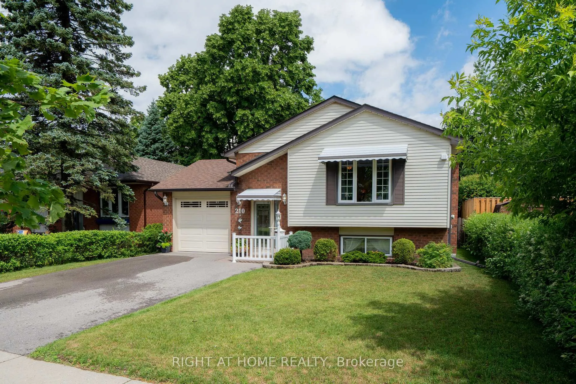 Photo 3 of 210 Seneca Avenue N, Oshawa, Samac — HOMEH