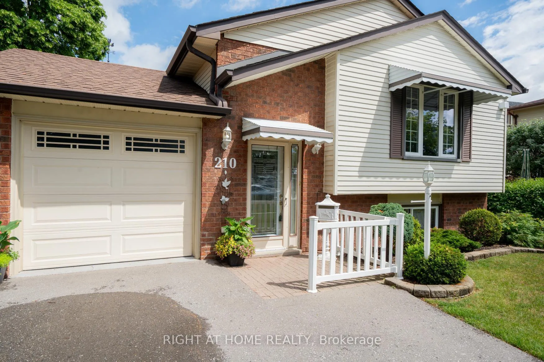 Photo 4 of 210 Seneca Avenue N, Oshawa, Samac — HOMEH