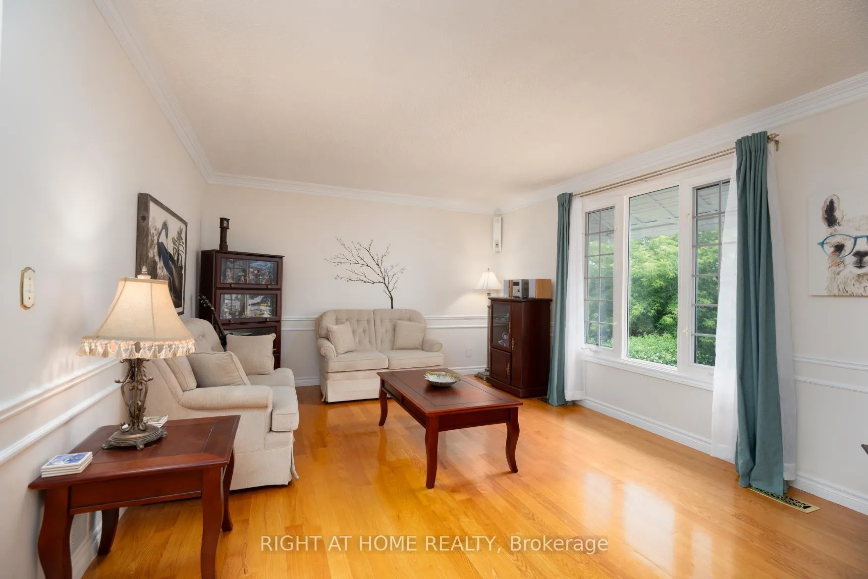 Photo 5 of 210 Seneca Avenue N, Oshawa, Samac — HOMEH