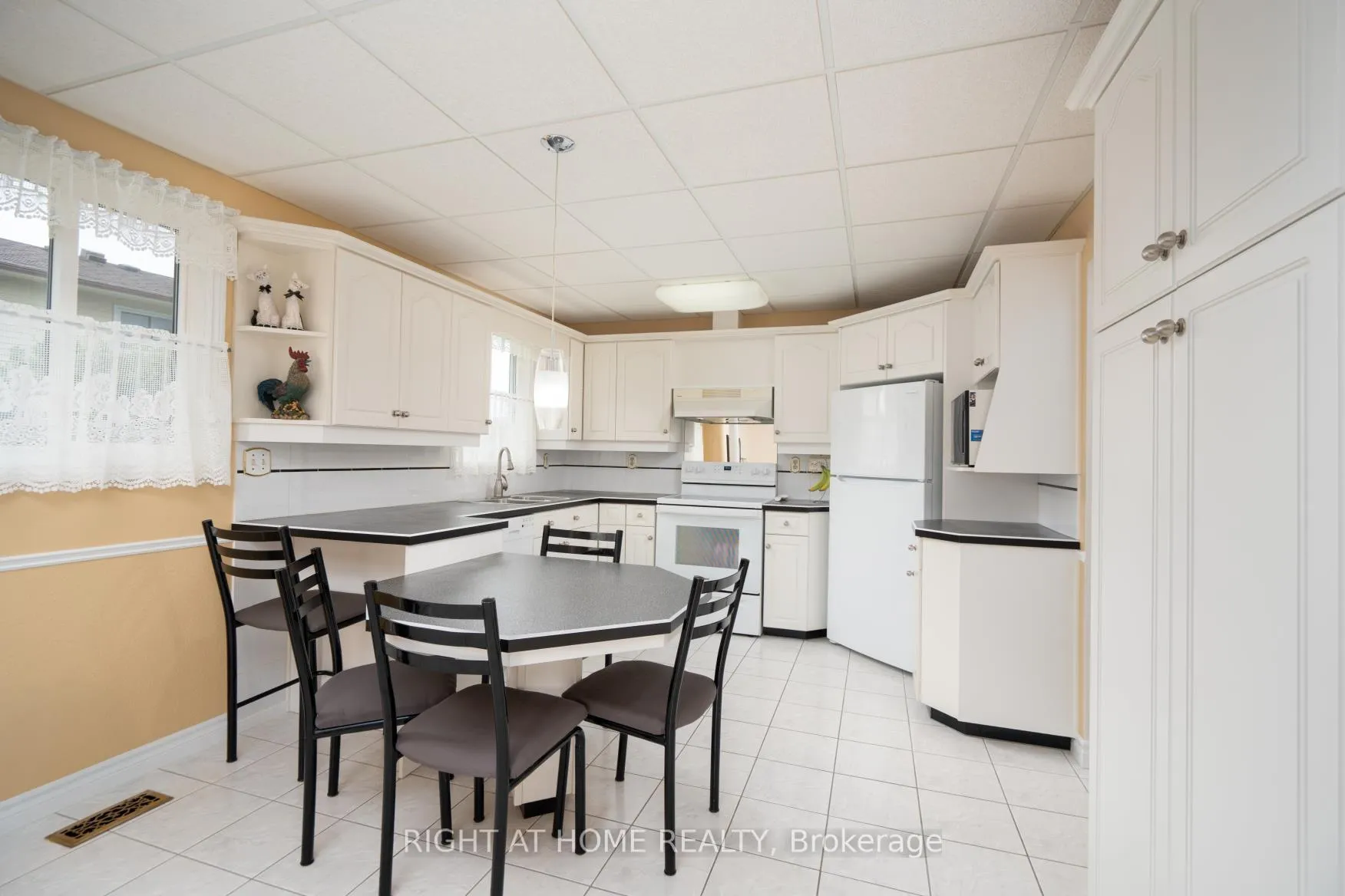 Photo 7 of 210 Seneca Avenue N, Oshawa, Samac — HOMEH