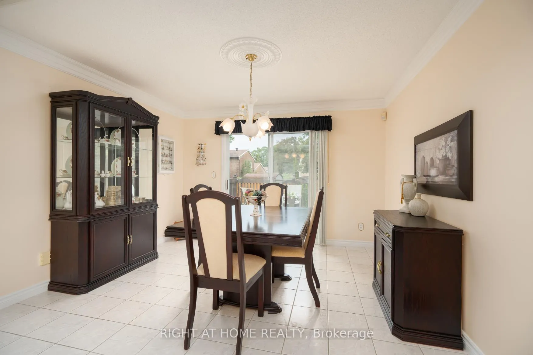 Photo 12 of 210 Seneca Avenue N, Oshawa, Samac — HOMEH