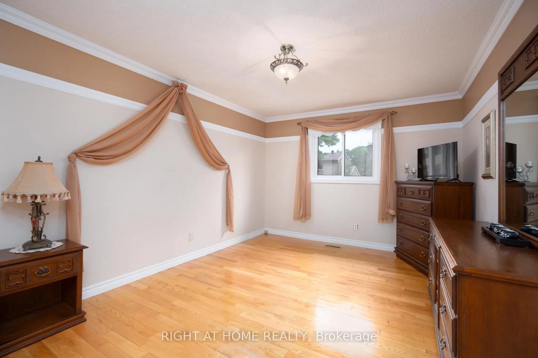 Photo 14 of 210 Seneca Avenue N, Oshawa, Samac — HOMEH