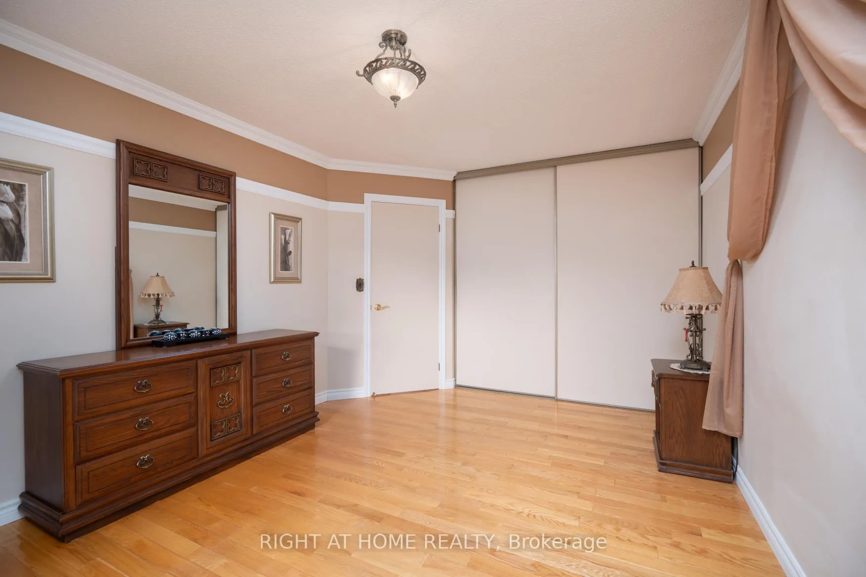 Photo 15 of 210 Seneca Avenue N, Oshawa, Samac — HOMEH