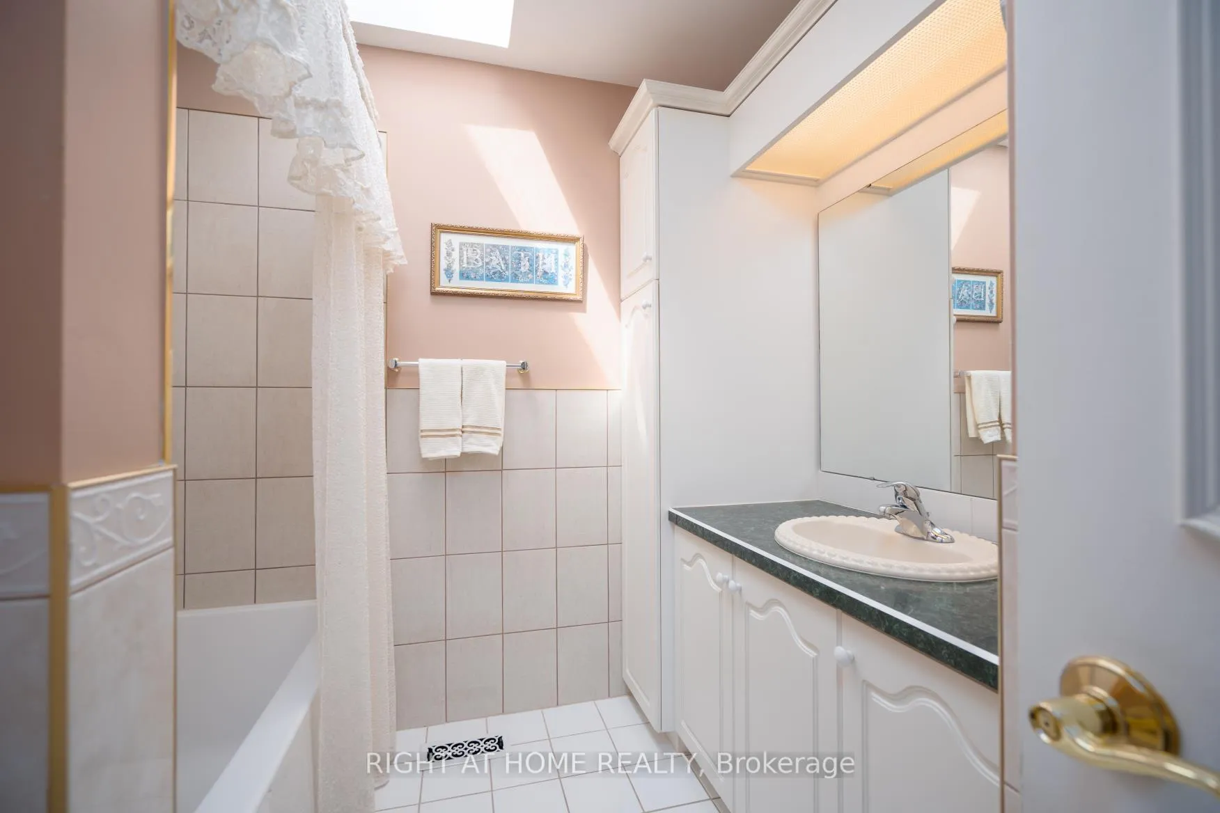 Photo 16 of 210 Seneca Avenue N, Oshawa, Samac — HOMEH