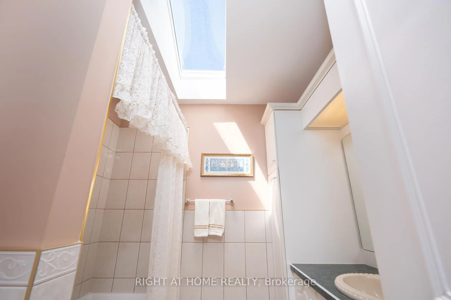Photo 17 of 210 Seneca Avenue N, Oshawa, Samac — HOMEH
