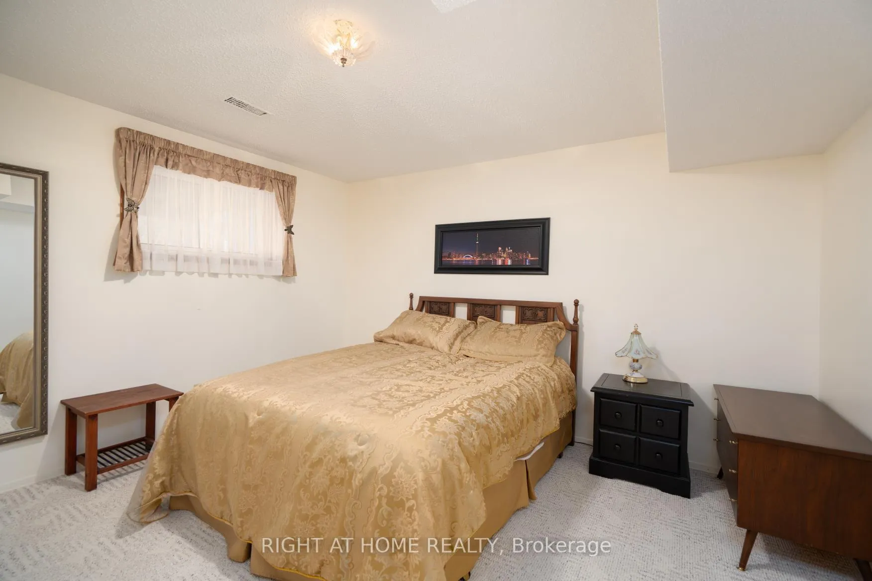 Photo 19 of 210 Seneca Avenue N, Oshawa, Samac — HOMEH
