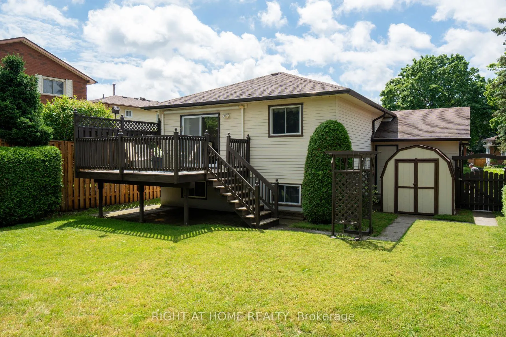 Photo 23 of 210 Seneca Avenue N, Oshawa, Samac — HOMEH