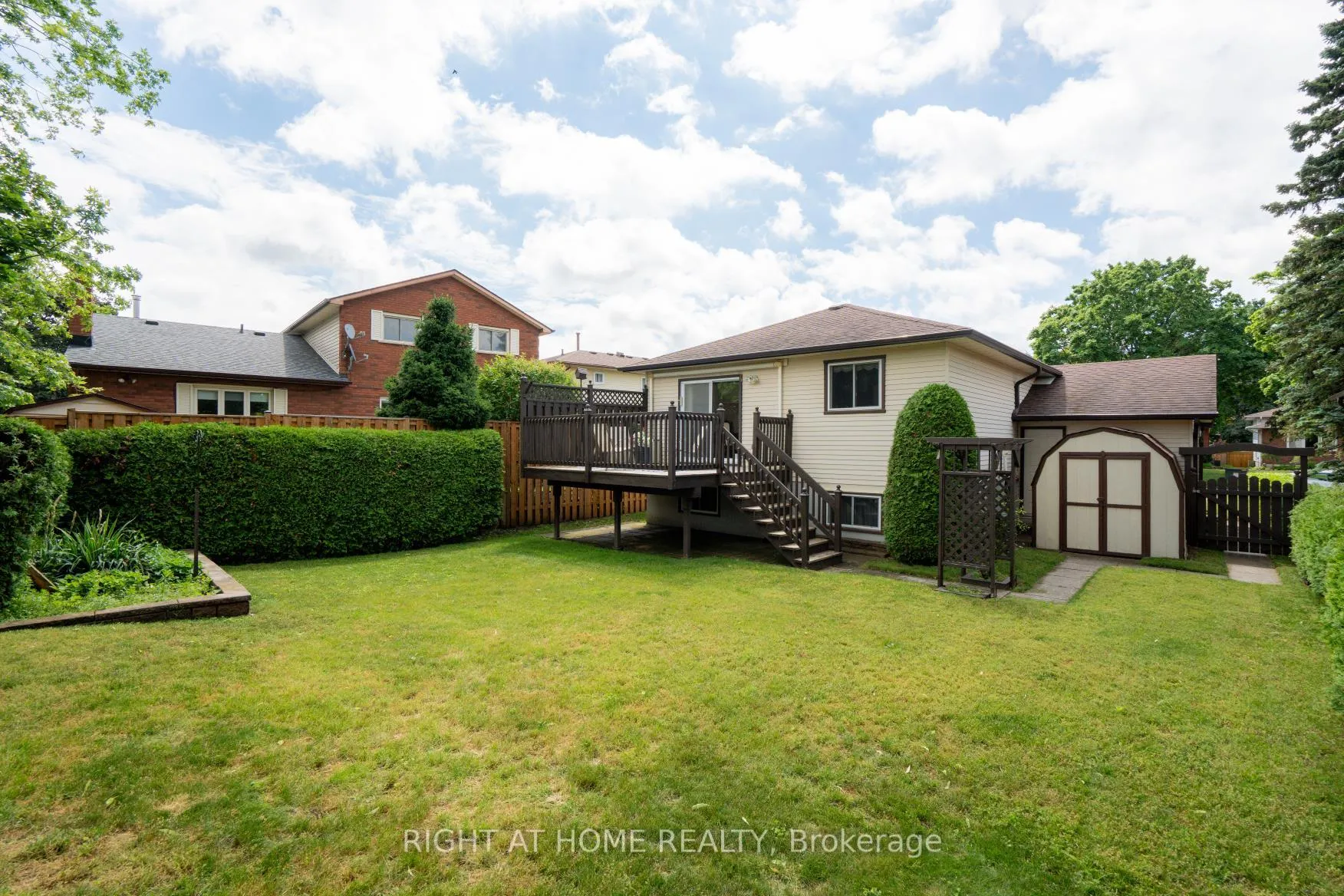 Photo 25 of 210 Seneca Avenue N, Oshawa, Samac — HOMEH