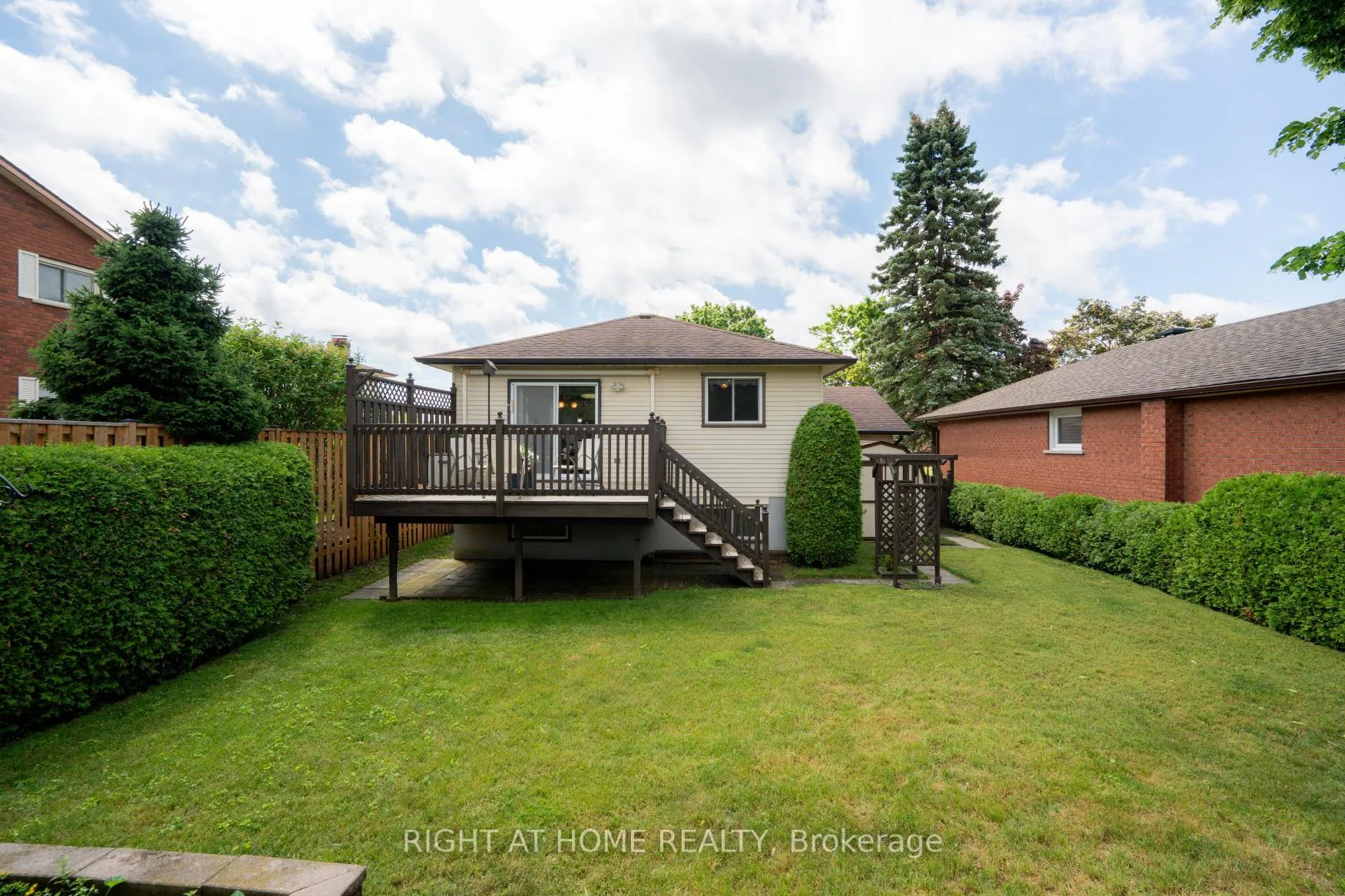 Photo 26 of 210 Seneca Avenue N, Oshawa, Samac — HOMEH