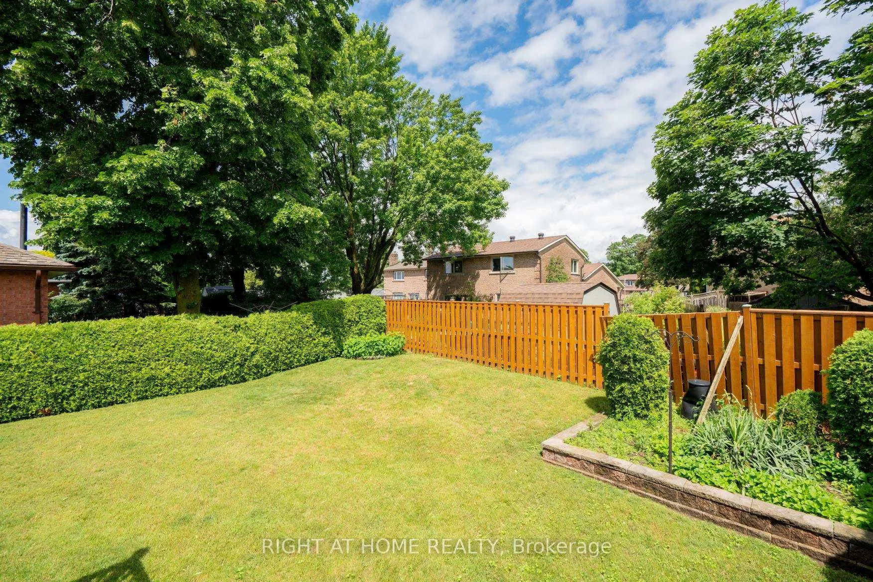 Photo 30 of 210 Seneca Avenue N, Oshawa, Samac — HOMEH