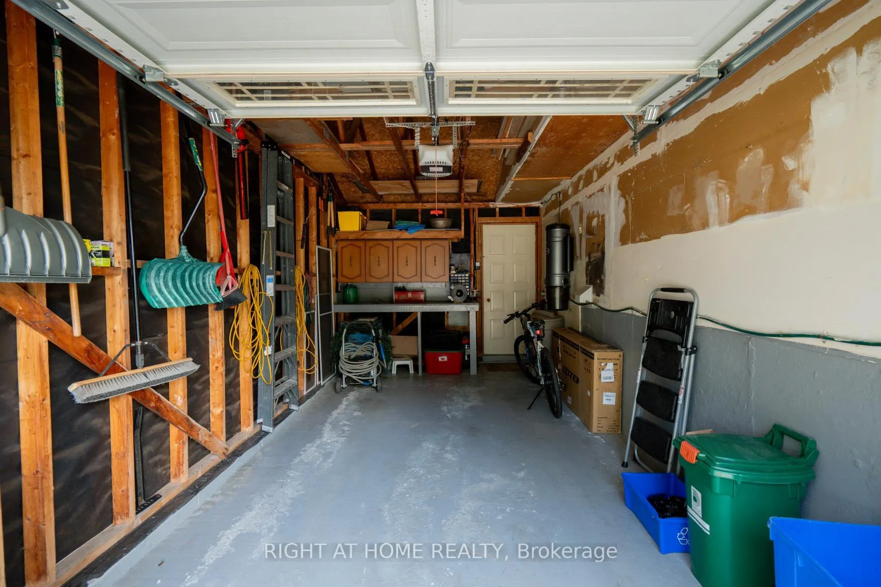 Photo 31 of 210 Seneca Avenue N, Oshawa, Samac — HOMEH