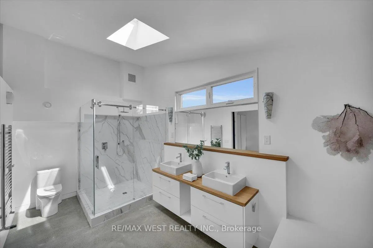 Photo 8 of 38 Smithfield Drive, Etobicoke, Stonegate-Queensway — HOMEH
